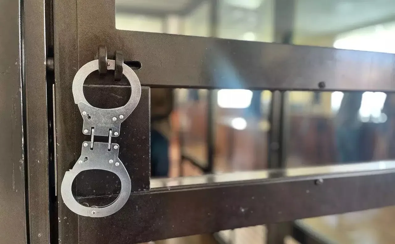 Жителя Петропавловска отправили в колонию за сбыт наркотиков Его бурное прошлое повлияло на строгость наказания 42 летний житель краевого центра отправится в колонию особого режима на 8 лет и 9 месяцев Суд признал его виновным в незаконном сбыте наркотиков причём один из эпизодов в значительном размере передаёт ИА Камчатское время Подробности по ссылке   kamtime ru article 29eabac0 0301 41d7 a8c7 484391d1dc81