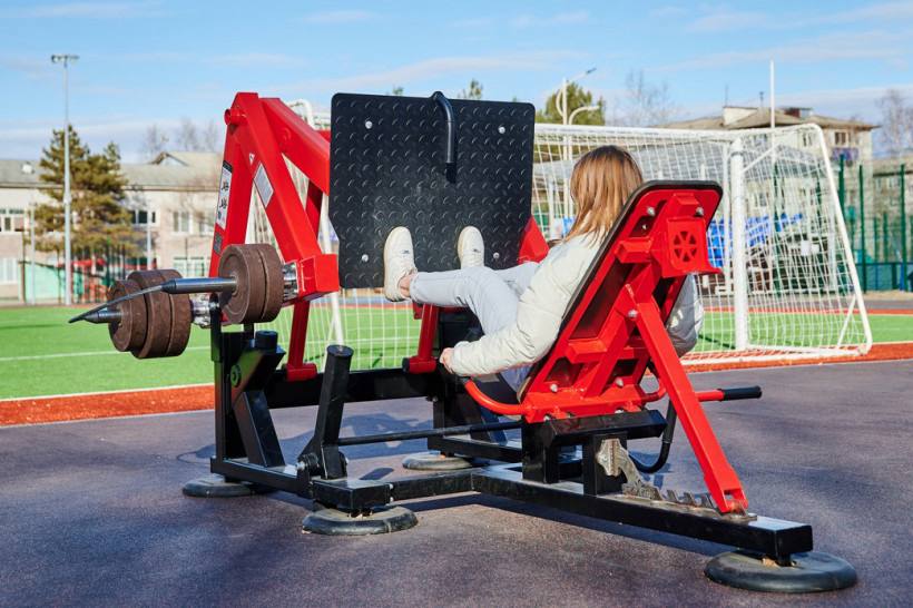 Три умные спортплощадки появятся в этом году в Белогорске Тынде и Усть Ивановке Сейчас муниципалитеты определяются с расположением новых спортивных пространств Полезная опция таких площадок QR код подсказка на каждом тренажере Считав его с помощью смартфона любой желающий может самостоятельно ознакомиться с техникой выполнения упражнения и другую полезную информацию Часть оборудования на объектах будет доступна людям с ограниченными возможностями здоровья ampravda