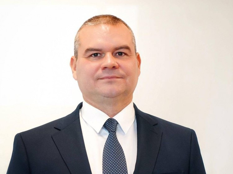 На Волжском трубном заводе назначен новый управляющий директор  Накануне на Волжском трубном заводе, входящем в Трубную Металлургическую Компанию, сменился управляющий директор. Как рассказали Волжский.ру в пресс-службе ВТЗ, должность занял Николай Трутнев. Он инженер-металлург по образованию, трудовой путь начал в 1996 году вальцовщиком на Синарском трубном заводе и прошел до технического директора предприятия. С 2013 до 2023 годы работал директором по производству и главным инженером ВТЗ.   Подробнее на Волжский.ру:    #ВолжскийРу #волжский #vlz