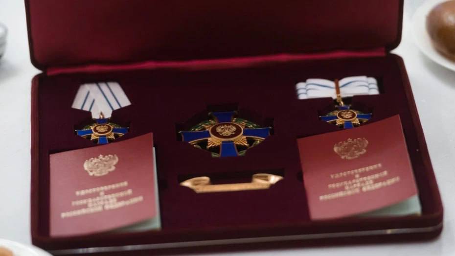 Владимир Путин наградил многодетную семью Дьяковых из Воронежа.  Виталию и Ирине Дьяковым вручена медаль ордена «Родительская слава» за вклад в укрепление семейных ценностей и достойное воспитание детей.  Фото: Пресс-служба правительства Воронежской области    Подписаться Типичный Воронеж