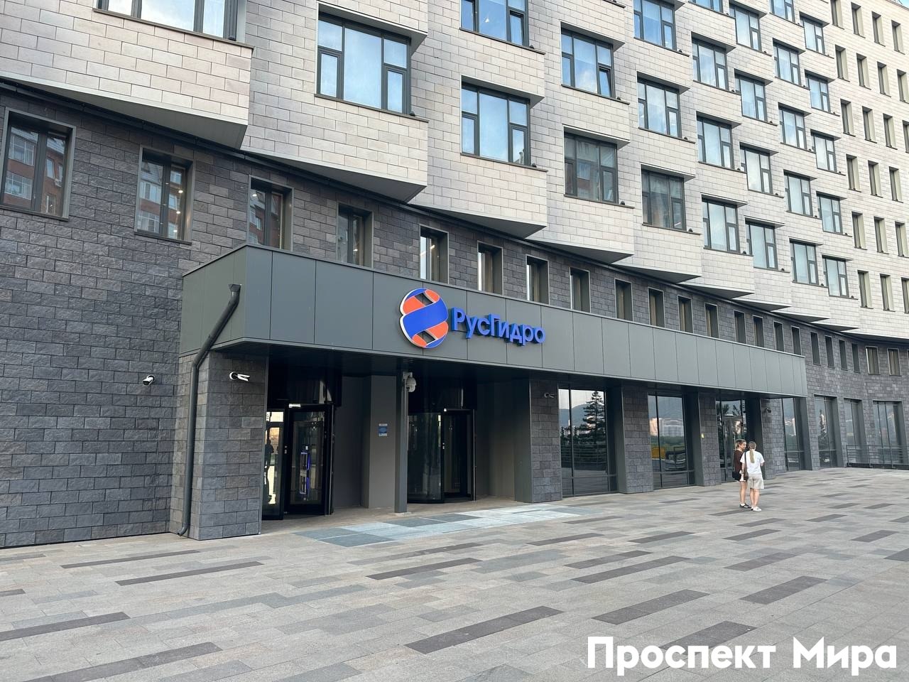 18 миллиардов в Госдуме рассказали о стоимости переезда Русгидро в Красноярск Член экспертного совета комитета Госдумы по защите конкуренции Дмитрий Тортев Московской газете прокомментировал переезд Русгидро в Красноярск В разговоре с изданием Тортев заявил что на свою штаб квартиру компания якобы потратила больше 9 миллиардов рублей Добавьте сюда еще создание жилья школ детских садов на круг у компании вышло почти 18 миллиардов рублей Также Тортев утверждает что из 1 5 тысяч человек только 900 сотрудников компании переехали из Москвы в Красноярск prmira news