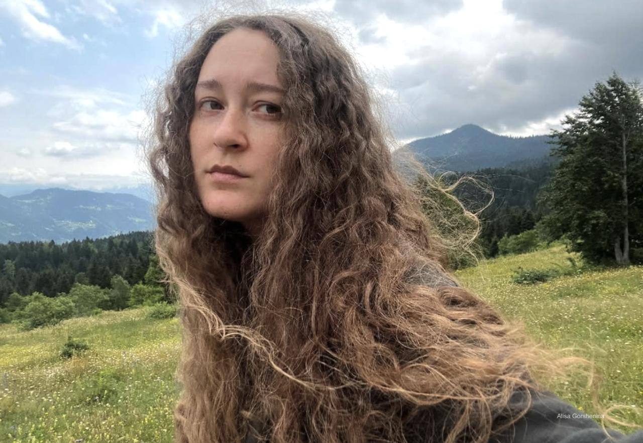 Художница Алиса Горшенина уехала из России Об этом она рассказала 29 июля в инстаграме. «Найдутся люди, которые станут меня поздравлять, но для меня отъезд из России — горе. Я до сих пор не осмыслила это, не приняла, не смирилась. Да, невозможно игнорировать то, что происходило со мной в последние годы — давление, доносы, отмены, штрафы, суды, допросы, угрозы, подвал, спецприемник, но я как-то справлялась, пока была такая возможность, сейчас и ее нет и мне очень больно», — написала она. У художницы, по её словам, «чемодан летних вещей и небольшие запасы денег, отложенные на ремонт любимой квартиры в Нижнем Тагиле». В мае 2025 года районный суд Екатеринбурга оштрафовал художницу на 45 тысяч рублей за иллюстрацию в инстаграме со словами «Нет войне», опубликованную 24 февраля 2022 года. Затем ей вынесли штраф в размере 100 тысяч рублей за «пропаганду ЛГБТ». В апреле ее арестовали на 10 суток из-за эмодзи в соцсетях.