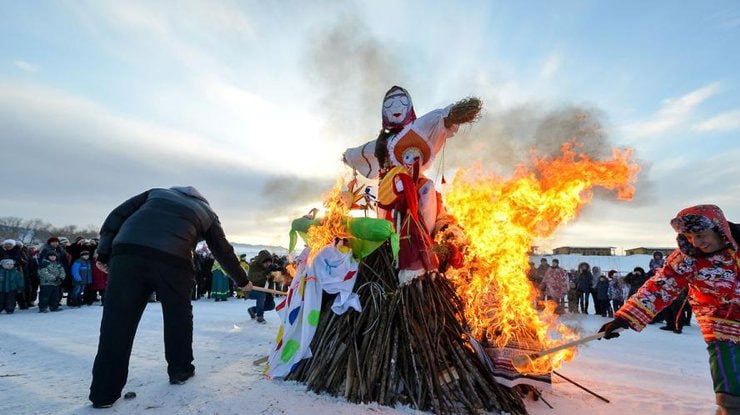 Сжигание чучела Масленицы не по правилам может обернуться штрафом до 400 тыс рублей отдельной статьи нет но действует наказание за нарушение пожарной безопасности Для граждан штраф 5 15 тыс для организаций 300 400 тыс Эксперты напоминают жечь можно только на безопасном расстоянии от зданий и деревьев и при отсутствии сильного ветра Деньги в эфире