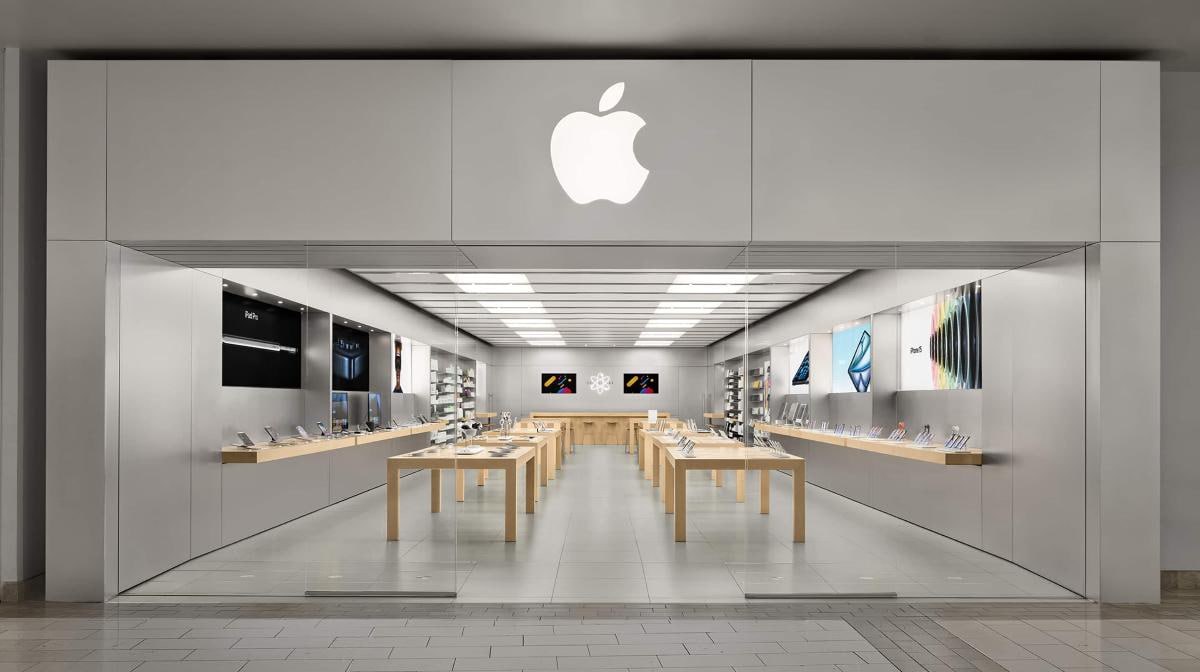 Apple закрывает магазин в Китае — компания утратила лидерство на рынке смартфонов   Apple Store в Даляне  северо-восточная китайская провинция  Ляонин  прекратит работу уже 9 августа. Эта точка открылась в 2015 году и стала первым официальным магазином компании в городе. Представительство Apple пока не комментировало причину закрытия.   Во втором квартале 2025 года Huawei поставила на рынок КНР 12,5 млн смартфонов, став лидером по продажам. Китайские Vivo, OPPO и Xiaomi вошли в четвёрку лидеров.  Apple заняла пятое место, заняв 13,9% рынка.  Примечательно, что по итогам прошлого года Apple занимала первое место по продажам смартфонов в Китае.   #технологии #общество #мир #китай