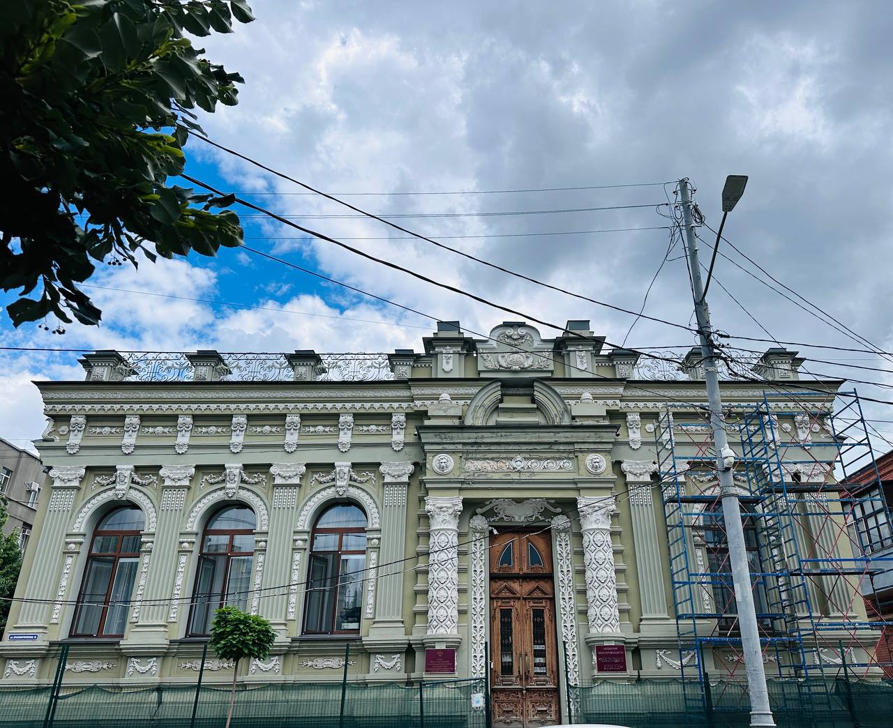 В Краснодаре начали ремонт фасада дома генерала Вишневецкого на улице Красноармейской. Работы проводятся на объекте культурного наследия регионального значения. В ближайшие месяцы фасады очистят, восстановят штукатурку и обновят окраску. Работы планируются завершить до конца текущего года. Кубанские Новости