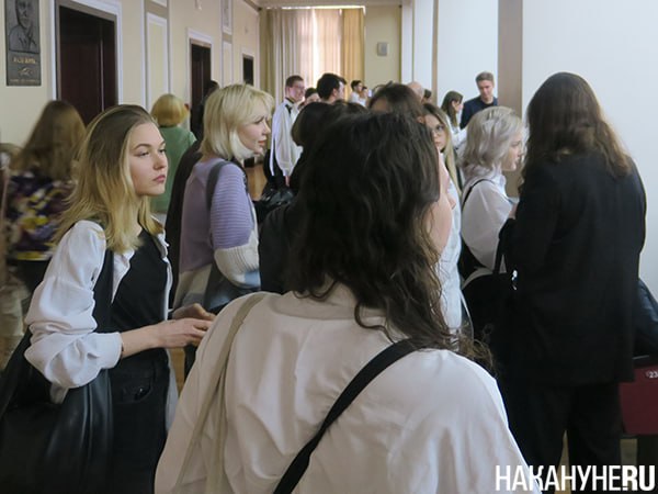 Стоимость обучения в вузах призвали взять под контроль В России рост стоимости обучения в вузах по стране предложили взять на контроль В последние пять лет он опережал инфляцию C инициативой выступила депутат Мосгордумы Мария Воропаева совместно с экспертами рабочей группы предложение направлено в Госдуму Так в Уральском федеральном университете УрФУ массовые программы подорожали на 39 с 145 тыс в 2020 году до 202 тыс руб в 2024 году В Дальневосточном федеральном университете ДВФУ рост составил 44 с 160 до 230 тыс руб Лидером стал Казанский федеральный университет КФУ где учеба стала дороже на 53