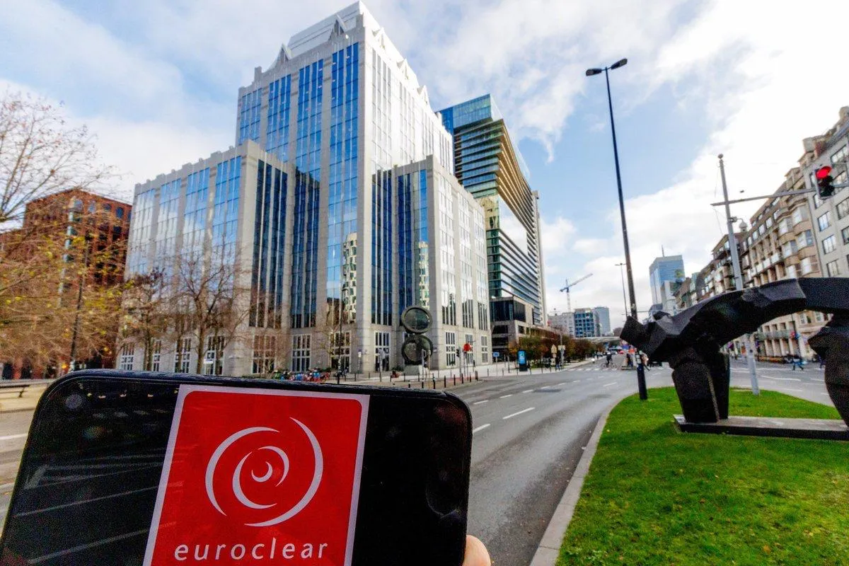 Российский суд постановил взыскать 200 миллиардов евро с Euroclear Bank Арбитражный суд Москвы полностью удовлетворил иск Центробанка России к бельгийскому депозитарию Euroclear Спор касается заблокированных российских активов и упущенной выгоды В Euroclear уже выразили своё несогласие с решением суда охарактеризовав его как несправедливое Дело связано с заморозкой российских активов в странах Евросоюза на фоне введённых санкций Теперь бельгийская сторона обязана выплатить внушительную сумму однако детали исполнения данного вердикта пока остаются неизвестными Россия Европа Бельгия Подписаться на Pravda ru Подписаться на Pravda ru в Макс