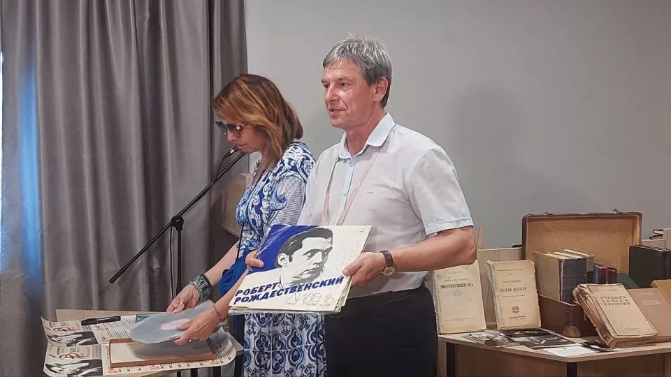 В Косихе с аншлагом завершился фестиваль Рождественского  За четыре дня на его площадках побывало более 10 тысяч человек. В заключительных мероприятиях фестиваля на малой родине поэта приняли участие более четырех тысяч человек. Одним из самых трогательных моментов дня стало возложение цветов к памятнику поэта.   Екатерина Рождественская вновь приехала в Косиху не с пустыми руками. В дар местному музею она преподнесла новые экспонаты – пластинки с автографами отца и медицинскую библиотеку ее бабушки. После официальной части начались поэтические чтения и концерт. На сцену вышел уже знакомый барнаульцам академический оркестр им. Ю. В. Силантьева и яркие гости из столицы: Эвклид Кюрдзидис, Владислав Косарев, Анна Бутурлина, Евгений Волков, Софья Онопченко, Илья Кузьмин, а также уроженка Новоалтайска Валерия Чайка.    ТОЛК