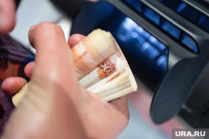 ЖИТЕЛИ ХАКАСИИ ДЕРЖАТ В БАНКАХ СОЛИДНУЮ ЗАНАЧКУ По информации Центробанка РФ на 1 апреля жители Хакасии хранят в банках 104 8 млрд рублей В 2025 м на это время было на 14 8 млрд 16 4 меньше И это по сумме банковских накоплений физлиц 74 место в РФ Меньше в СФО только в Республике Алтай и Туве По итогам I квартала работающие жители Хакасии сумели положить в банк в среднем 396 1 тыс Не сравнить с москвичами 2 930 370 85 руб Аналитики отмечают сбережения граждан растут даже когда банки один за другим урезают ставки по вкладам Фото Илья Московец URA RU