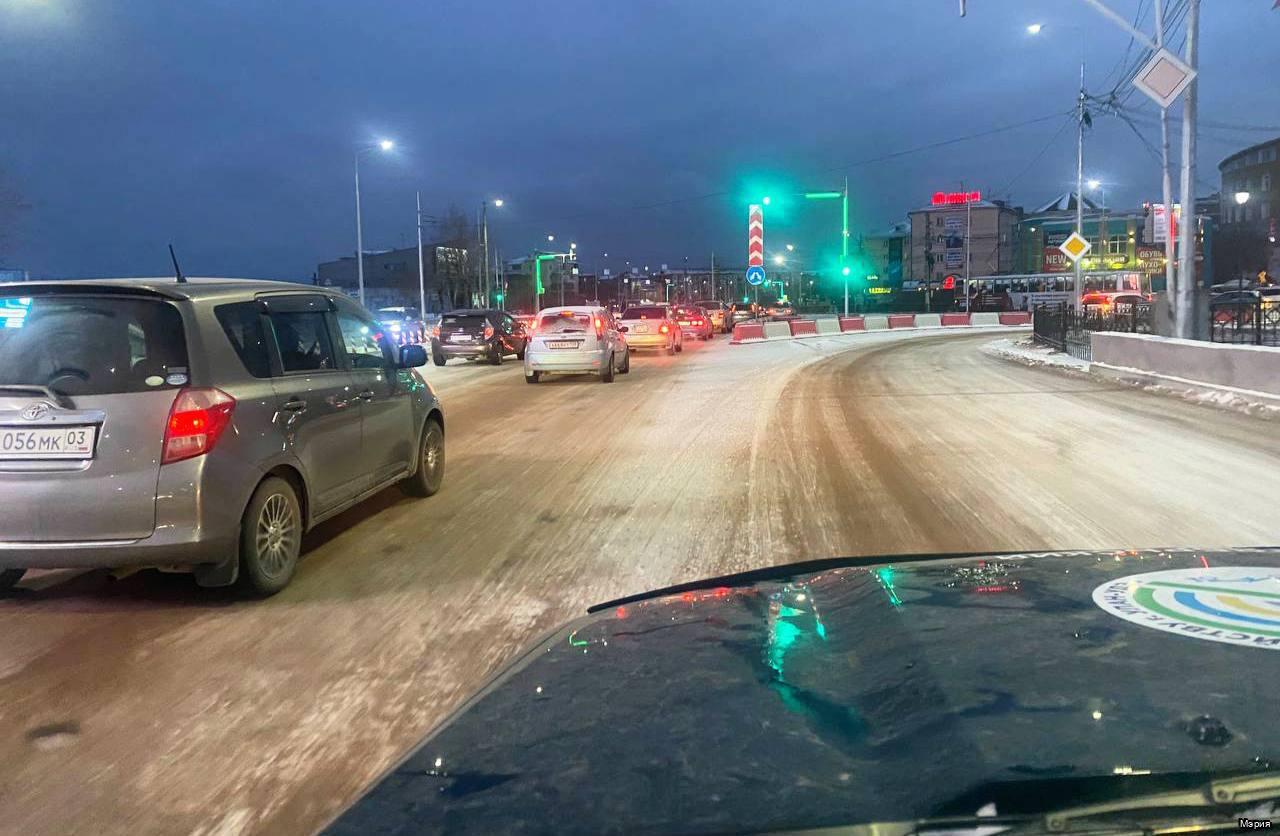 400 тонн песка высыпали на дороги Улан-Удэ   За ночь в городе выпал 1 мм снега. Для обработки дорог с полуночи было использовано почти 400 тонн песка, сообщили в мэрии города.  Опасные участки подсыпали еще ночью, сейчас машины дополнительно направят в 100-е кварталы, Южлаг и Восточный. Сейчас песок разбрасывают повторно, поскольку он растаскивается при интенсивном движении автомобилей,  — говорится в сообщении.        Прислать новость