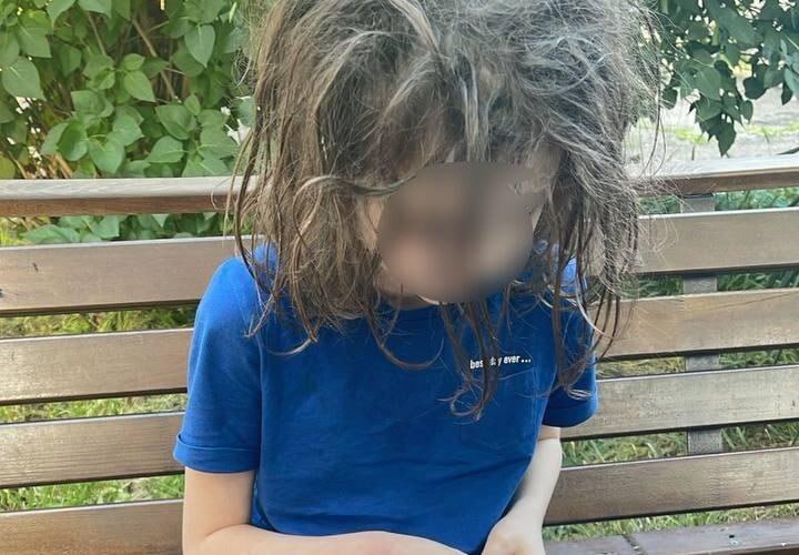 Не мылся больше года: в Краснодаре у горе-матери прокуратура забрала «ребёнка-маугли»  Мальчик-инвалид не получал никакого лечения и образования  В Краснодаре мать издевалась над собственным сыном-инвалидом. Теперь женщине предстоит ответить за свои деяния перед законом.  Как рассказали в пресс-службе региональной прокураторы, семилетний ребёнок проживал с матерью и бабушкой в однокомнатной квартире. В ходе проверки семьи обнаружилось, что ребёнок, являющийся инвалидом, не получал никакого лечения и практически ничего не ел. Мальчик даже не купался более года, а в квартире стоял зловонный запах.  Сад и школу малыш тоже не посещал. С рождения он находится в полной изоляции от общества и на улицу не выходил уже несколько лет.  — Указанное стало основанием направления прокуратурой в следственные органы материалов проверки, по результатам которой 28 мая 2025 года в отношении матери возбуждено уголовное дело по ст. 156 УК РФ  неисполнение или ненадлежащее исполнение обязанностей по воспитанию несовершеннолетнего родителем, если это деяние соединено с жестоким обращением с несовершеннолетним ,  — говорится в сообщении надзорного ведомства.  Сейчас ребёнок изъят из семьи и помещён в реабилитационный центр. В отношении матери в суд подан иск от прокуратуры об ограничении её в родительских правах.       Подписаться       Буст