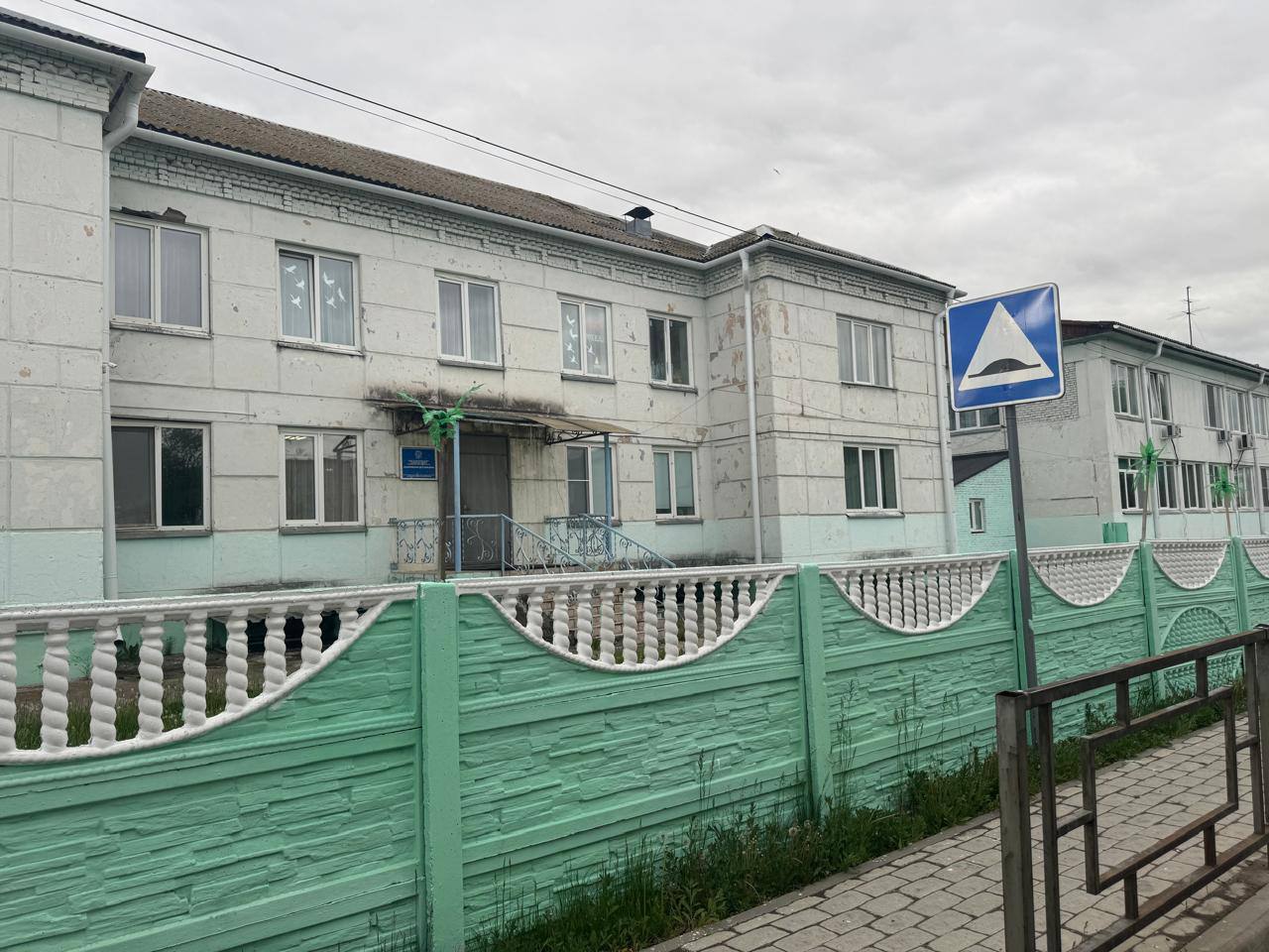 Перед судом предстанут экс-директор Есауловского детского дома и его супруга за фиктивное трудоустройство работников В 2013 г. в Есауловском детском доме члены одной семьи, по совместительству коллеги объединились в преступную группу. Так, директор учреждения и его супруга — инспектор по кадрам решили наживиться на фиктивном трудоустройстве, продумали план и приступили к его воплощению. За 10 последующих лет в детдоме поработали 12 их знакомых: инструктором по физкультуре, музыкальным руководителем, подсобными рабочими, обувщиками и т.д. Конечно, формально принятые на работу односельчане фактически не трудились, зато зарплата начислялась регулярно. Оформляли злоумышленники все как положено: издавали фиктивные приказы о трудоустройстве работников и выплате им стимулирующих выплат, в табель учета рабочего времени и расчетные листки они вносили недостоверные сведения об отработанном ими времени. Лже-работниками были реальные люди, которых фигуранты убедили, что деньги пойдут на благое дело — улучшение материально-технического обеспечения детского дома. Однако на деле фонд оплаты труда банально утекал на личные нужды сообщников. К 2023 г. супружеская пара похитила из бюджета учреждения более 5,5 млн руб. Прокурор утвердил им обвинение в мошенничестве ч. 4 ст. 159 УК РФ . Уголовное дело рассмотрит Березовский районный суд. Также прокурор заявил иск о взыскании с обвиняемых суммы ущерба. В рамках расследования дела на их дом и земельный участок наложен арест. Прокуратура Красноярского края
