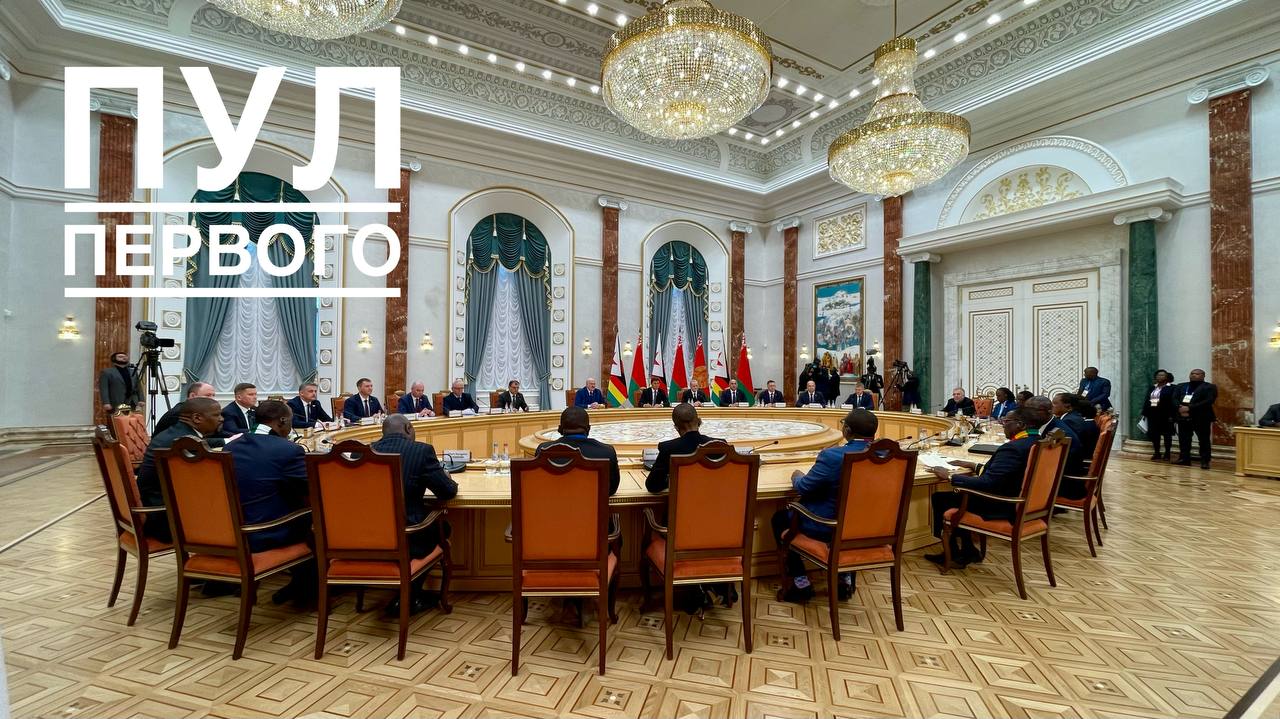 Александр Лукашенко уверен в успешной реализации в Зимбабве проекта по сборке автобусов. Об этом он заявил на переговорах в Минске с Президентом Зимбабве Эммерсоном Мнангагвой. Также Глава белорусского государства отметил, что Беларусь может стать надежным партнером Зимбабве во внедрении современных технологий: Готовы масштабировать накопленный опыт. Беларусь может стать надежным партнером Зимбабве во внедрении современных технологий переработки отходов, цифровизации, мирном использовании атомной энергии, взаимодействии в освоении космоса. Фото: Пул Первого «Минск-Новости» MINSKNEWS.BY Telegram Viber FB VK Inst TikTok YouTube