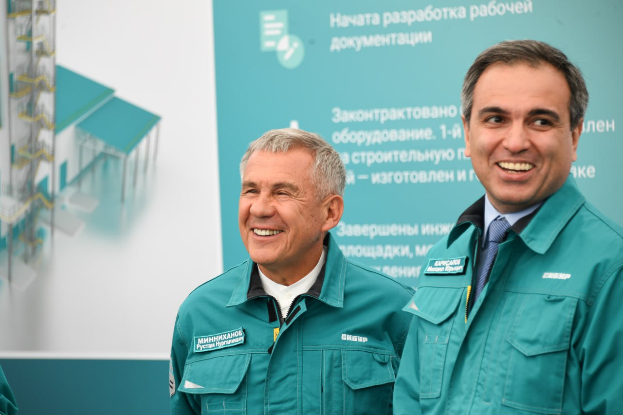 Минниханов дал старт строительству высокотехнологичного завода В Казани состоялась церемония начала строительства крупнейшего в стране производства катализаторов для базовых полимеров. В мероприятии приняли участие Раис Татарстана Рустам Минниханов и председатель правления СИБУРа Михаил Карисалов. Новый завод обеспечит полный цикл производства катализаторов — от лабораторных разработок до выпуска на промышленных линиях. Применение катализаторов необходимо для 90% нефтехимических процессов, а их свойства напрямую влияют на качество готовой продукции. «Мы даем старт строительству самого современного и крупнейшего в стране завода по производству катализаторов. Этот проект позволит обеспечить конкурентоспособность отечественного продукта и полную независимость в этой сфере», — отметил Рустам Минниханов. -24 Отправить новость