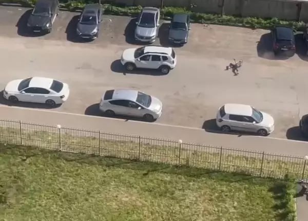 Водитель автомобиля протащил мужчину по дороге в центре Ростова. По словам очевидцев, между двумя компаниями произошел конфликт на улице Береговой. По словам очевидцев, рядом с ЖК «Державинский» между двумя компаниями возник конфликт. После этого послышались выстрелы. Затем якобы неизвестные посадили девушку в «Рено Дастер» и увезли. Один из мужчин попытался остановить автомобиль, ухватившись за дверную ручку. Он проехал несколько метров, после чего упал. Официальных комментариев о произошедшем пока не было.