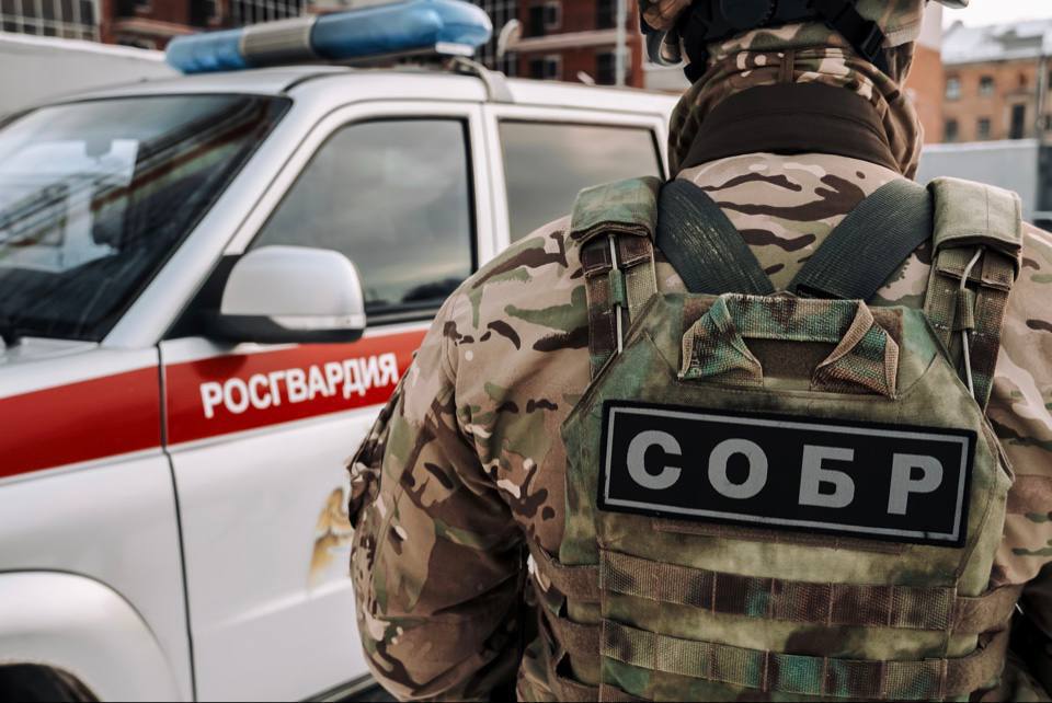 В Смоленской области при содействии спецназа Росгвардии задержаны подозреваемые в убийстве В Вязьме сотрудники СОБР «Сигма» Управления Росгвардии по Смоленской области оказали силовую поддержку коллегам из МВД при задержании двоих мужчин, подозреваемых в причинении тяжкого вреда здоровью, повлекшего смерть 22-летнего местного жителя. Следствием установлено, что минувшей ночью между компанией из троих местных жителей и двумя проходящими гражданами возник словесный конфликт, который перерос в драку. В ходе выяснения отношений на помощь одной из сторон приехали знакомые. В результате конфликта одному из участников было нанесено несколько ножевых ранений. Впоследствии от полученных телесных повреждений пострадавший скончался в больнице. На данный момент правоохранителями задержаны пятеро подозреваемых. Возбуждено уголовное дело. Росгвардия. Центральный округ