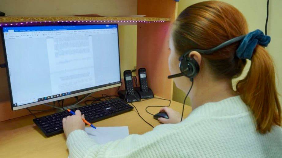 Краевой телефон доверия за год оказал психологическую помощь 7 тысячам жителям региона За прошлый год бесплатную психологическую помощь благодаря краевому телефону доверия получили более 7 тысяч взрослых и детей Служба дистанционной психологической помощи работает на базе центра Псилогия За 16 лет работы психологи приняли свыше 60 тысяч звонков свыше половины из них от взрослых людей Работает телефон доверия круглосуточно без выходных Звонок доступен с любого телефона по номеру 7 800 200 01 22 или по короткому номеру 124 На телефоне доверия работают 5 специалистов В случае сложных ситуаций могут подключиться различные городские и краевые государственные службы