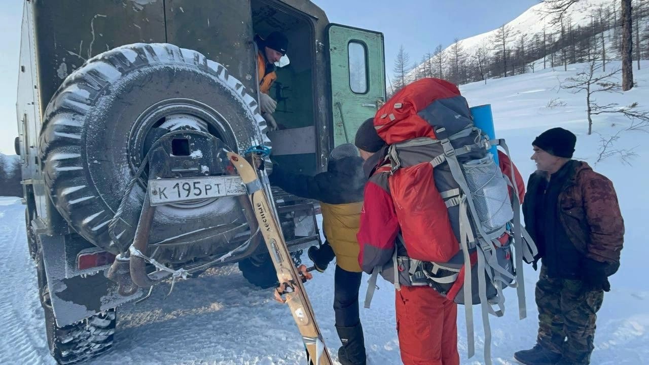 Туриста с обморожениями спасли на хребте Удокан в Забайкалье.  Мужчину нашли спасатели «Забайкалпожспаса» по спутниковому трекеру — путешественник заранее зарегистрировал маршрут, по которому будет идти.   В Департаменте гражданской обороны отметили, что крайне важно сообщать о своих маршрутах, потому что так спасатели в случае чрезвычайно ситуации смогут быстрее оказать помощь.   Фото из телеграм-канала Департамента гражданской обороны и пожарной безопасности Забайкалья   Подписаться