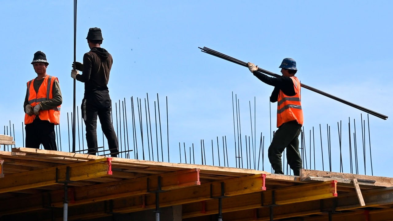 Во Владимире почти две тысячи участников долевого строительства оказались обмануты дважды Участники долевого строительства еще в 2017 году вложили свои деньги в жилой комплекс ДубрОва 2 однако квартиры так и не получили В настоящее время для одних дольщиков квартиры планируют достроить за счет нового инвестора а другим предлагается компенсация Однако владимирцы отмечают что суммы компенсации не хватит даже на покупку комнаты Адвокат Московской палаты адвокатов член Ассоциации юристов России Шон Бетрозов в программе Разное время на Радио России К сожалению эта проблема у нас на сегодняшний день существует она никуда не делась Конечно масштабы по сравнению с теми масштабами которые были в 2010 году к примеру или более ранние периоды не сравнятся Тем не менее проблема существует Есть еще история когда уголовные дела возбужденные до введения эскроу счетов до так называемой защиты дольщиков до сих пор на стадии расследования Они еще не поступили в суд Потому что это большое количество обманутых дольщиков которые исчисляются сотнями а иногда и тысячами а также это выведенное имущество выведенные средства за рубеж и сбежавшие соответственно преступники Все это усложняет затягивает процесс и требует большего времени Слушать на платформе СМОТРИМ Подписывайтесь на Радио России в Телеграм MAX и скачивайте официальное приложение Радио России