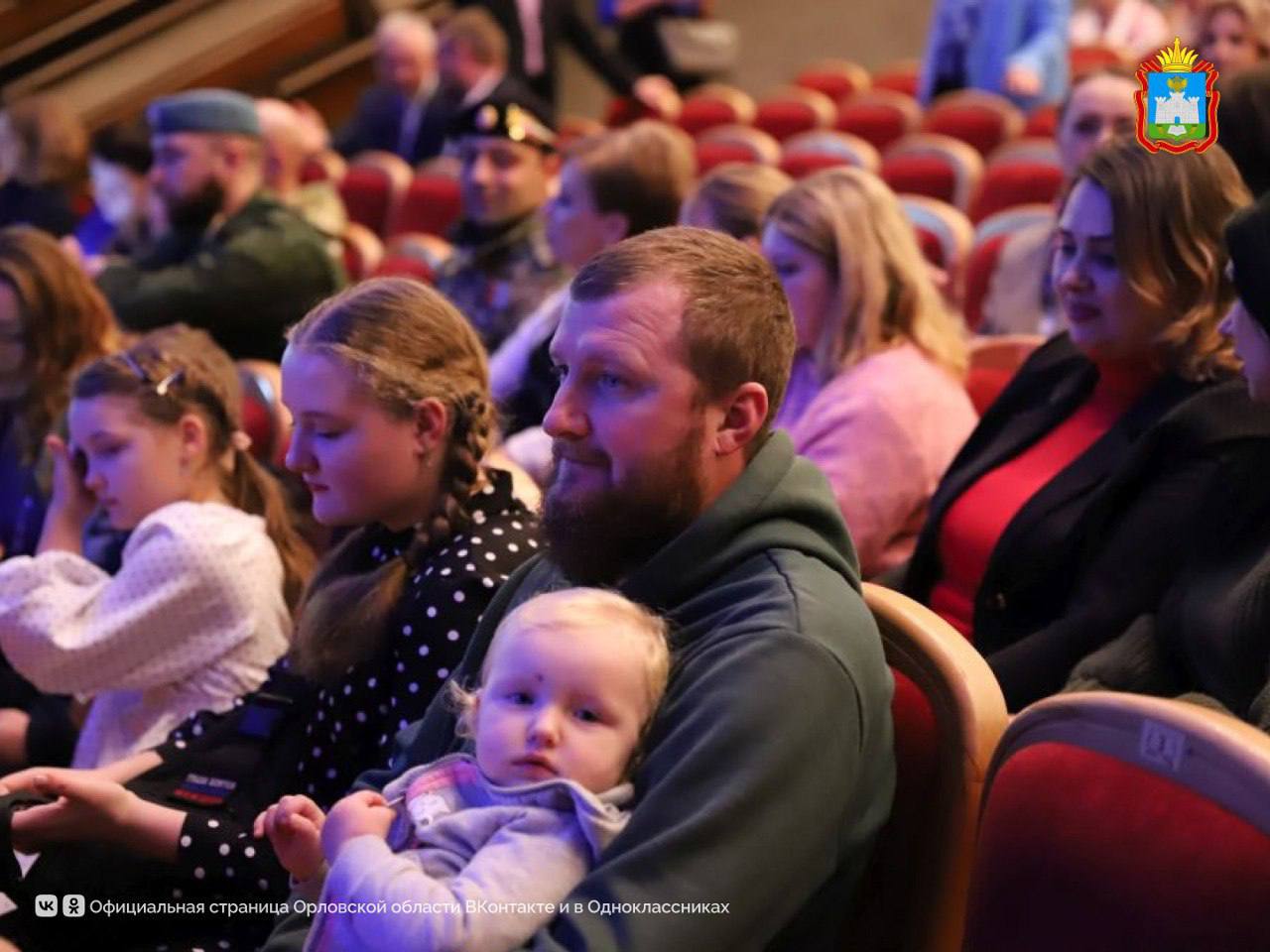 В 2025 году на реализацию нацпроекта «Семья» в Орловской области предусмотрено более 800 миллионов рублей  Об этом сообщил Губернатор Орловской области Андрей Клычков в своем Инвестиционном послании на 2025 год.  Средства предназначены:   на оснащение медицинскими изделиями перинатального центра и родильных домов,  развитие системы долговременного ухода за гражданами пожилого возраста и инвалидами, государственную помощь на основании социального контракта,  региональные выплаты семьям в рамках программ по повышению рождаемости.  Важный акцент будет сделан на эффективности использования средств бюджетов различных уровней.  В связи с этим Губернатор поручил Департаменту социальной защиты, опеки и попечительства, труда и занятости Орловской области организовать предоставление мер социальной поддержки именно нуждающимся в них гражданам.  #орловскаяобласть #инвестпослание2025 #инвестпослание57