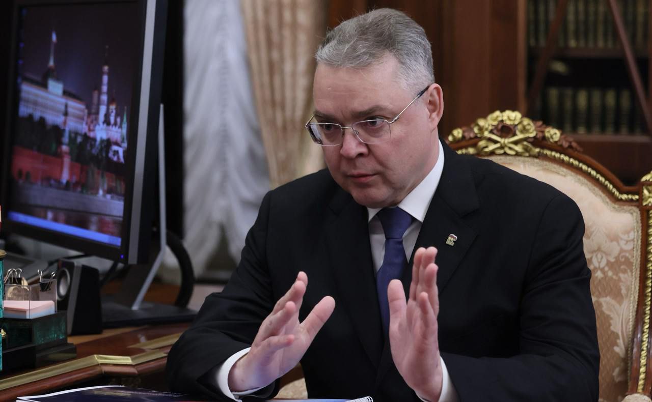 Губернатор Владимиров на встрече с президентом предложил меры для поддержки аграриев В ходе встречи с президентом России Владимиром Путиным губернатор Ставрополья Владимир Владимиров предложил меры для усиления поддержки сельхозпредприятий. По словам главы региона, край активно работает над импортозамещением посадочного материала, повышением продуктивности животноводства и расширением агропроизводства. Однако высокой ключевой ставкой ограничен доступ аграриев к инвестиционным кредитам. «Даже сегодня, с учётом того, что нам Минсельхоз РФ сильно помогает, это всё равно серьёзная ставка. Поэтому здесь, конечно, нам нужна будет помощь», — отметил губернатор.