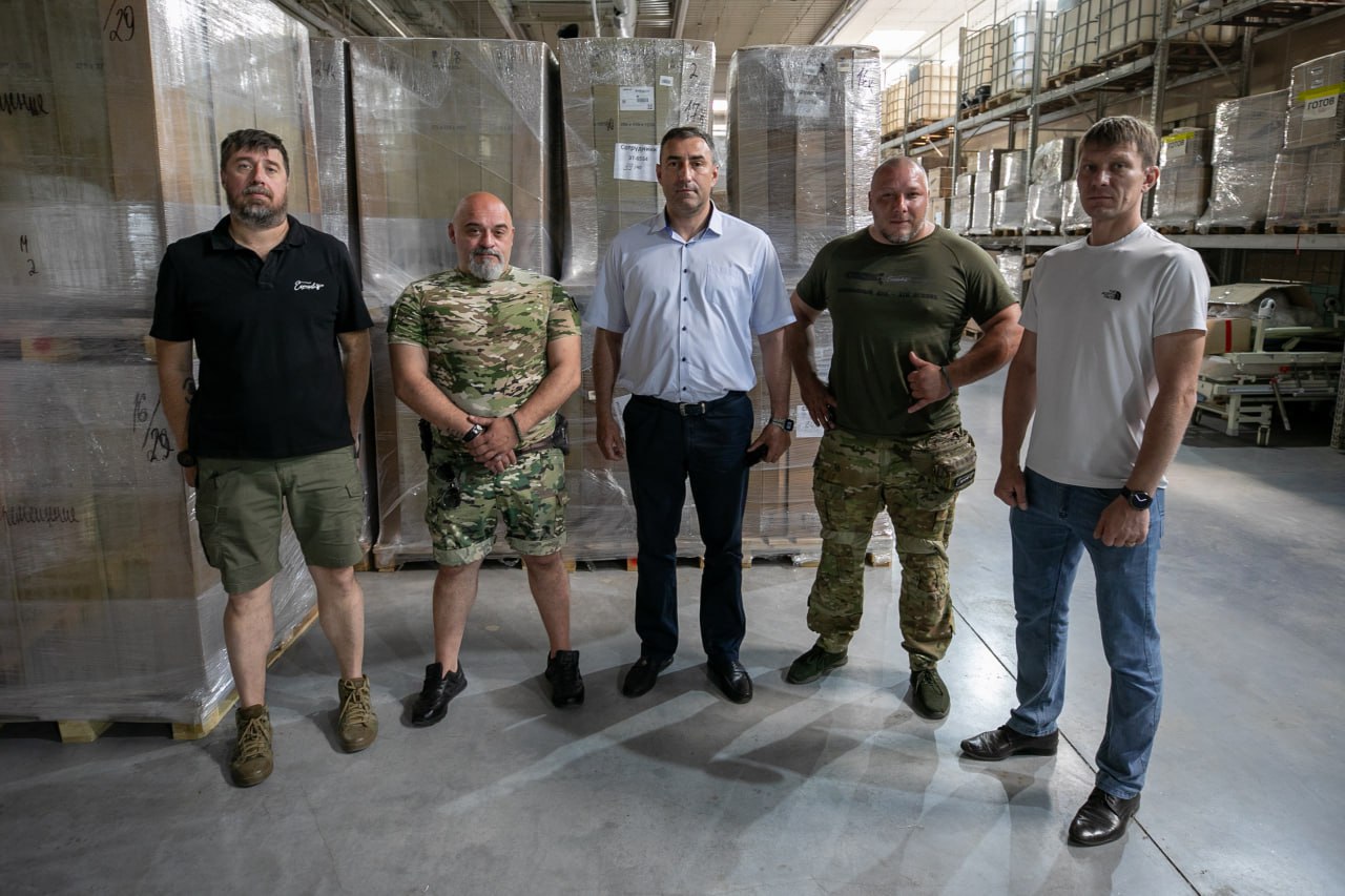 От лица жителей Мариуполя профильный заместитель поблагодарил общественного деятеля и его команду за постоянную помощь. В город поступила новая партийная гуманитарная помощь. На этот раз мариупольцам были переданы межкомнатные двери с фурнитурой. Эти материалы будут полезны в рамках муниципальной программы, направленной на восстановление квартир, пострадавших в результате боевых действий. Все предоставленные двери изготовлены одним из ведущих производителей и отличаются высоким качеством. Жители, у которых уже установлены такие двери, могут подтвердить их долговечность. Новая партия помощи также будет отправлена жителям Новоазовского муниципального округа, которые тоже нуждаются в качественных дверях для своих домов. В ближайшие дни планируется доставка еще одной партии гуманитарной помощи, которая также поможет удовлетворить потребности защитников на передовой.