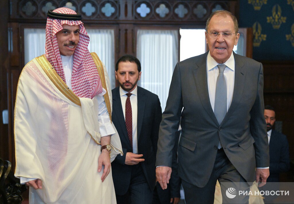Основные заявления Лаврова по итогам переговоров с главой МИД Саудовской Аравии: Россию не устроит развязка конфликта на Украине, которая не будет учитывать законные интересы Москвы в сфере безопасности. Россия будет рассматривать Эр-Рияд для будущих российско-американских встреч. Москва и Эр-Рияд надеются, что перемирие между Ираном и Израилем будет носить долгосрочный характер. Москва надеется, что война Ирана и Израиля закончилась, но не хочет пускать этот вопрос на самотек. Москва считает необходимой срочную деэскалацию в секторе Газа. Открытие прямого авиасообщения между Россией и Саудовской Аравией намечено на октябрь. Следующее заседание межправительственной комиссии России и Саудовской Аравии состоится во второй половине 2025-го. / Все наши каналы