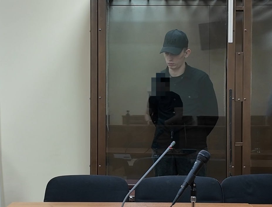 По данным пресс службы УФСБ России по городу Москве и Московской области вынесен приговор гражданину России причастному к поджогу трансформаторного оборудования в городе Бронницы В результате проведенных оперативно розыскных и следственных мероприятий установлено что в мае 2024 года молодой человек связался с администратором украинского телеграм канала Злоумышленник выразил готовность осуществить поджог за денежное вознаграждение После получения инструктажа для изготовления бутылок с зажигательной смесью подозреваемый осуществил поджог трансформаторного оборудования вышки сотовой связи в городе Бронницы В тот же день его задержали сотрудники Раменского отдела вневедомственной охраны ГУ Росгвардии по Московской области Следственной службой УФСБ России по городу Москве и Московской области деяния Кравченко С Р квалифицированы по признакам преступления предусмотренного ст 281 2 прохождение обучения диверсионной деятельности п а б ч 2 ст 281 диверсия УК РФ Московский областной суд назначил ему наказание в виде 15 лет 6 месяцев лишения свободы с отбыванием первых 3 лет в тюрьме а оставшегося срока в колонии строго режима и ограничением свободы на срок 1 год 6 месяцев Приговор в законную силу не вступил ФОТО стоп кадр видео УФСБ России по Московской области ramenskoye official