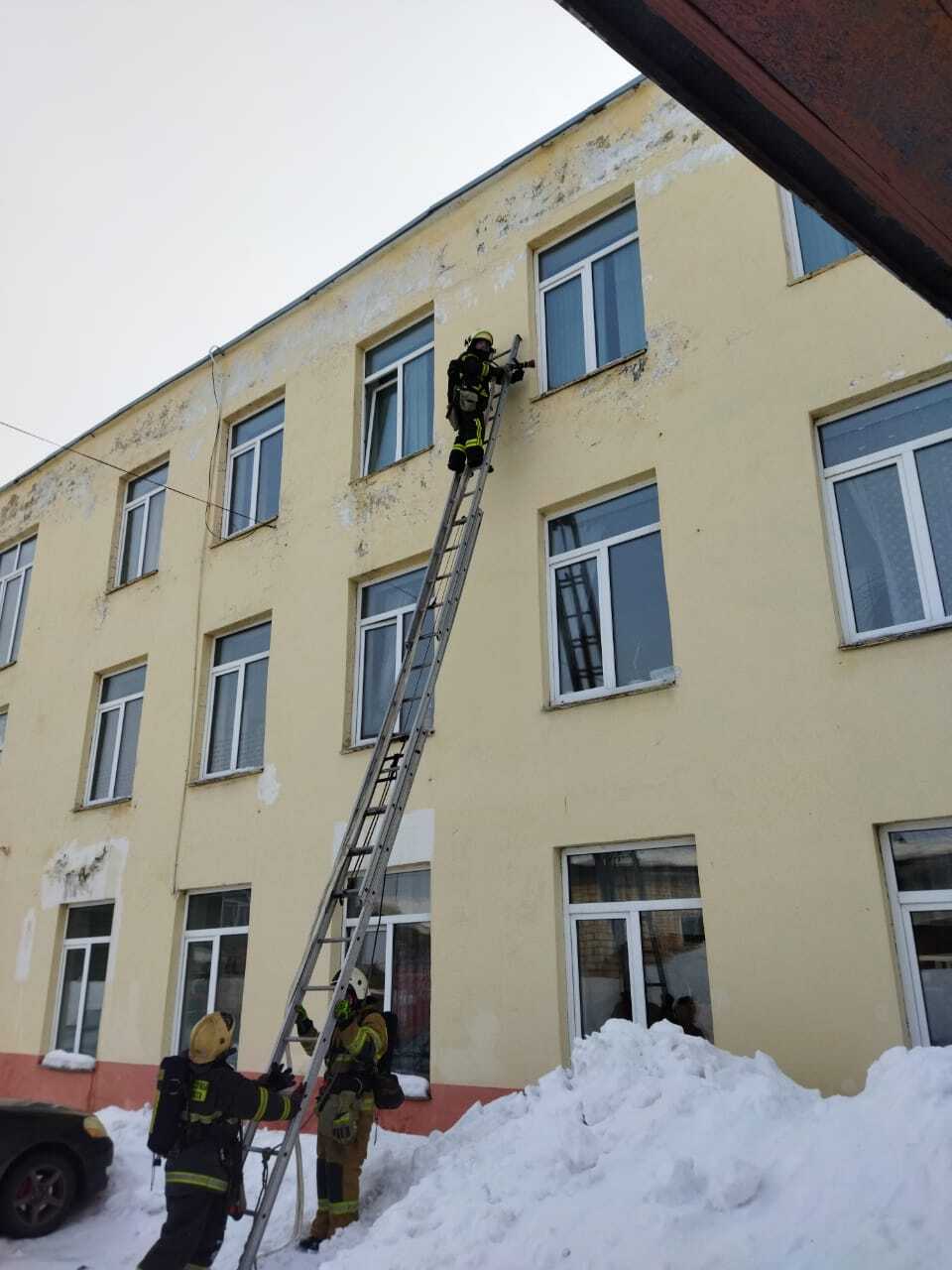 Пожарно-тактические занятия прошли в городе Александровск-Сахалинский  4 марта Александровск-Сахалинский колледж стал местом проведения ПТЗ.   По замыслу пожар возник в кабинете информатики на 4-этаже здания. Силами обслуживающего персонала с помощью первичных средств пожаротушения пожар потушить не удалось, происходит эвакуация обслуживающего персонала и детей с территории объекта.   Опасные факторы пожара  дым, токсичные продукты разложения, высокая температура  распространяются по зданию, а длительное воздействие открытого огня на перекрытия может привести к их обрушению,  из-за несвоевременного введения стволов на их защиту и охлаждение. При длительном свободном развитии пожар может распространиться на смежные помещения и развиться на всей площади здания.    После осмотра всех мест возможного нахождения людей и отсутствии нуждающихся в спасении РТП по замыслу ПТЗ принимают решение…   Подробнее здесь