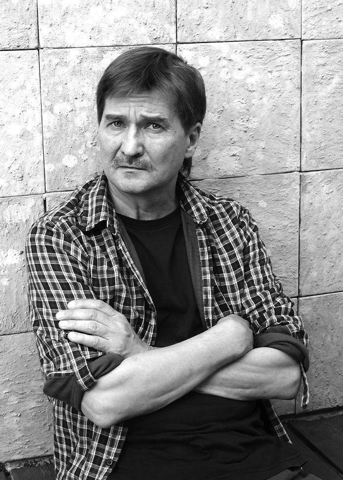 Умер российский театральный режиссер Юрий Бутусов.  Об этом в соцсетях сообщили актриса Варвара Шмыкова и критик Евгения Тропп.  «Ужасное горе. Покойтесь с миром, дорогой Ю.Н.», — написала Шмыкова, деталей она не привела.  Тропп написала: «Неужели может быть правдой? Пишут: погиб, утонул».  Бутусову было 63 года. С 2011 года он возглавлял Театр Ленсовета в Петербурге, а в 2018-м стал главным режиссером Театра им. Вахтангова в Москве. В 2022 году он уехал из России и ставил спектакли в Вильнюсе, Риге и Париже.   UPD:  Юрий Бутусов погиб в Болгарии во время отпуска, сообщил РБК директор театра имени Вахтангова Кирилл Крок.  «Он пошел в море купаться, отдыхал с семьей в Болгарии, и был легкий шторм, не справился с волнами, утонул. Вот какая нелепая смерть».     Подписывайтесь на «Подъём»!