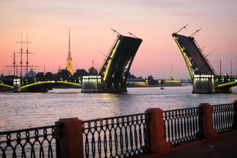 В ночь на 30 ноября завершится сезон разводных мостов в Петербурге Последний раз в этом году мосты разведут в ночь на 30 ноября если позволит погода Об этом сообщил первый заместитель руководителя ФБУ Администрация Волго Балт капитан Волго Балтийского бассейна внутренних водных путей Даниил Гладков Финальная плановая разводка мостов в Санкт Петербурге при благоприятных погодных условиях и в зависимости от ледовой обстановки может состояться в ночь с 29 на 30 ноября пояснил Гладков Юлия Пыхалова Читай нас в MAX Подпишись на Комсомольскую правду СПб