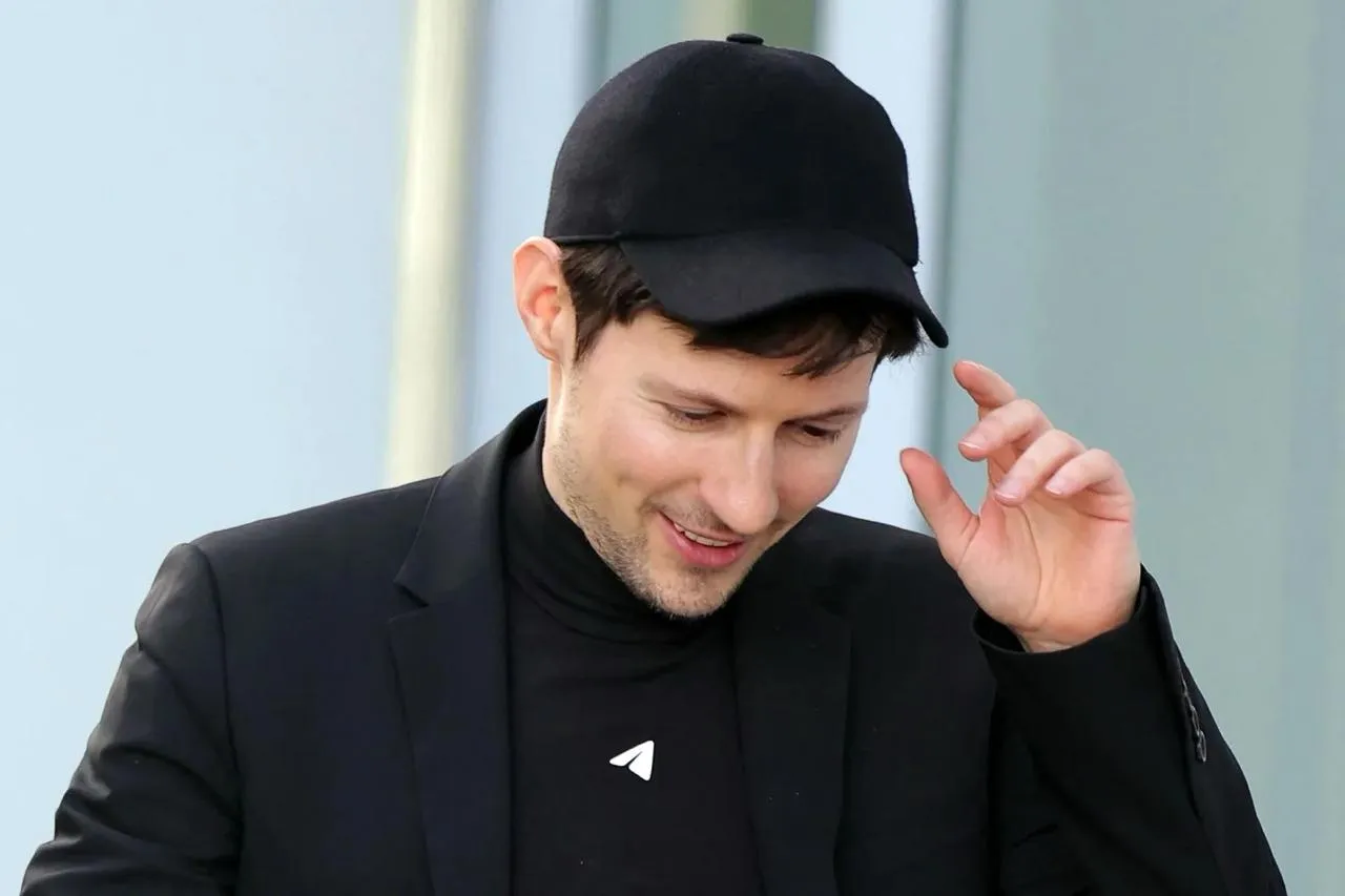 Павел Дуров предупредил французов утечки их данных могут стать еще серьезнее после недавнего взлома Национального агентства по защите документов п р у ф Это ведомство отвечает за выдачу удостоверений личности и водительских прав вчера оно пережило масштабную кибератаку О взломе объявил хакер с аватаркой покойного наркобарона Пабло Эскобара Он утверждает что нашел уязвимость в системе и похитил данные 18 19 миллионов человек Утечки будут еще более катастрофическими если французское правительство добьется желаемого доступа к зашифрованным чатам и цифровым идентификаторам пользователей социальных сетей заявил Дуров Ранее он писал что при Макроне Франция использует уголовные дела для подавления свободы слова Подпишись на ПроСМИсь