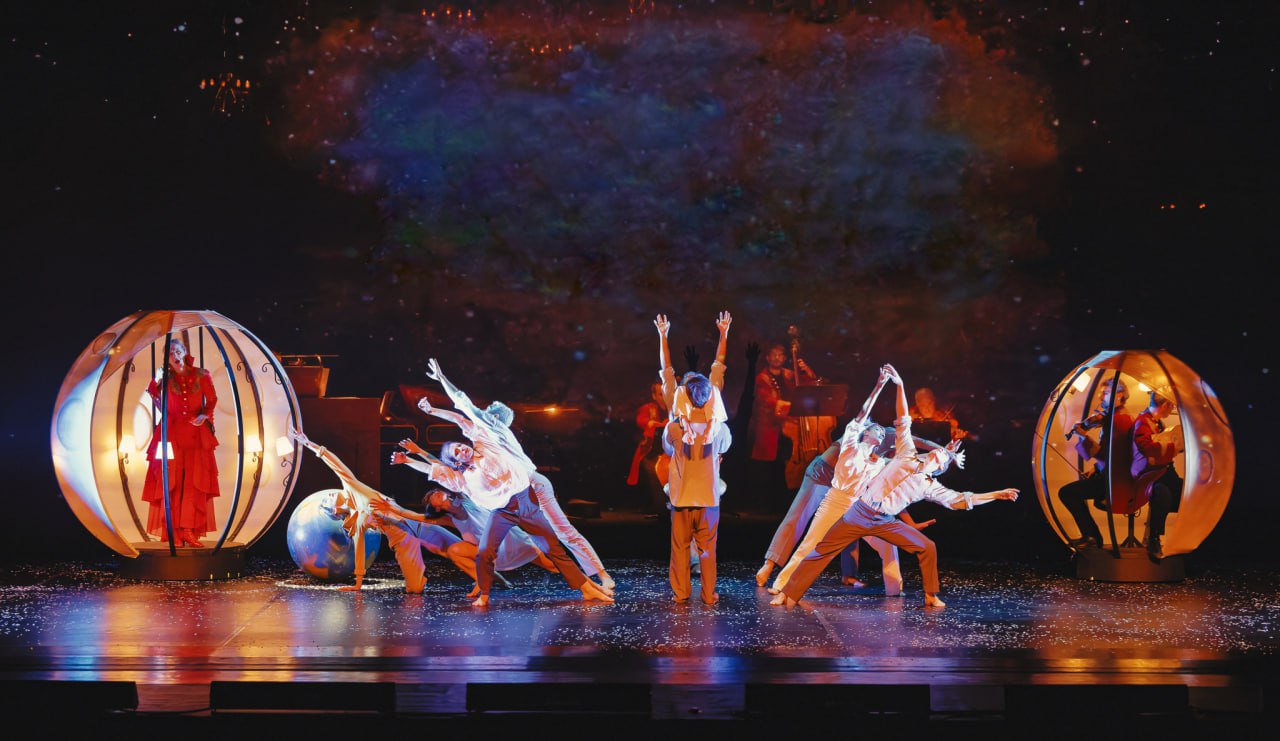 Фестиваль балета Dance Open пройдет с 4 по 17 апреля на исторической сцене Александринского театра Показы начинаются в 19 00 или 20 00 Билеты стоят от 1700 рублей их продажа на сайте фестиваля уже открылась Бумага подготовила краткое описание каждой постановки фестиваля 4 апреля покажут постановку венгерского хореографа Золтана Фодора Десять маленьких грехов вдохновленную книгой Агаты Кристи 7 апреля Балет Москва представит Свадебку Павла Глухова Глухов сочетает в постановке музыку Стравинского элементы народных обрядов и текст Грозы Островского 9 апреля можно посмотреть спектакль Прекрасное время от франко алжирского хореографа Мурада Мерзуки Саундтреком для него стало электронное переосмысление танго от Müller Makaroff 11 апреля можно сходить на проект Головокружение четыре одноактных балета от четырех мексиканских хореографов 13 апреля пройдет Песня странника молодого китайского хореографа Ху Шэньюаня работающего с современным танцем 14 и 15 апреля покажут Возвращение испанского хореографа Антонио Нахарро который экспериментирует с традицией национального танца Фестиваль завершится 17 апреля Гала концертом с отобранными организаторами номерами хореографов работающих в разных стилях Контекст Dance Open это международный фестиваль балета который ежегодно проходит в Петербурге с 2001 года На фестивале показывают как классический балет так и современные национальные и авангардные танцы Фото телеграм канал Dance Open Фолия Мурада Мерзуки из программы Dance Open 2025 Подписывайтесь на Бумагу и предлагайте новости