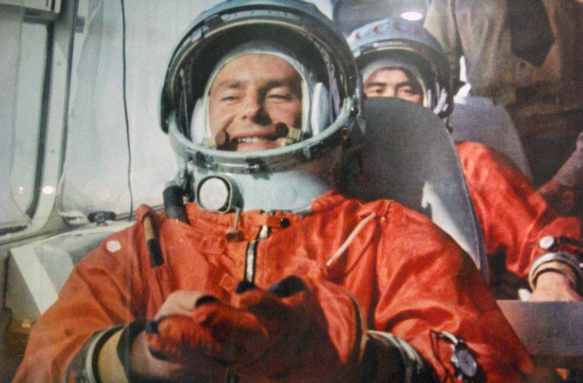 Сегодня отмечается 90 лет со дня рождения космонавта Германа Титова 11 сентября 1935 года родился Герман Степанович Титов второй космонавт планеты и первый человек кто провел сутки вне Земли 6 7 августа 1961 года космонавт с позывным Орёл впервые в истории совершил длительный космический полёт Об этом AVIA RU сообщили в пресс службе Роскосмоса К 90 летию второго космонавта Земли Роскосмос опубликовал в соцсети Вконтакте видео в котором можно услышать голос Германа Степановича прямо с орбиты Космонавт рассказывает об обстановке на борту корабля Восток 2 докладывает руководству о полном выполнении программы и хорошем настроении aviaru net n287572