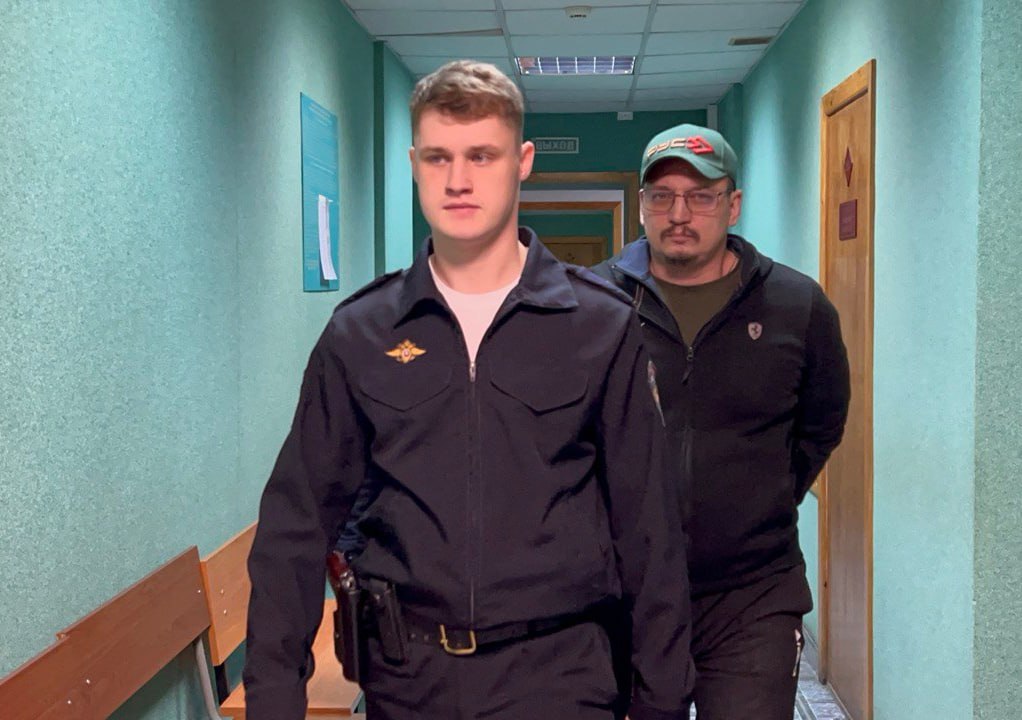 Экс руководитель МП МЕТРО МиР Андрей Счастливый поедет на семь лет в колонию По делу о посредничестве при передаче взятки от подпольных казино полицейским которые крышевали игорные заведения Андрей Счастливый выслушал приговор Ему дали семь лет колонии строгого режима Кроме того наложили крупный штраф 7 8 млн рублей Андрей Счастливый возглавил муниципальное предприятие МП МЕТРО МиР которое было заказчиком строительства станций метро после ареста Александра Мысика В мае прошлого года Счастливый узнав что им заинтересовались силовики отправился на СВО Его задержали в Луганске и этапировали в Новосибирск На минувшей неделе Счастливый стал фигурантом еще одного уголовного дела Его обвинили в получении взятки от подрядчика метро Спортивная