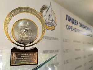 Оренбургнефть победитель конкурса Лидер экономики Оренбуржья 26 августа Новости Роснефти Компания Оренбургнефть входит в нефтедобывающий комплекс НК Роснефть стала обладателем главного приза конкурса Лидер экономики Оренбуржья а также одержала победу в номинациях Организация высокой социальной эффективности Лучшее предприятие по работе с молодыми кадрами и в двух номинациях по созданию безопасных условий труда и промышленной безопасности Награды руководству предприятия торжественно вручил временно исполняющий обязанности Губернатора Оренбургской области Евгений Солнцев Первые места присвоены предприятию по результатам комплексной оценки экономических и социальных показателей также учитывался вклад в решение общественно значимых задач области Конструктивное взаимодействие Правительства Оренбургской области и Оренбургнефти способствует успешному экономическому развитию региона и решению задач в социальной сфере Благодаря внедрению новых отечественных технологий и научных разработок Оренбургнефть ежегодно достигает высоких производственных показателей Предприятие один из крупнейших налогоплательщиков региона его деятельность дает мульпликативный эффект для экономики за счет загрузки многих предприятий в смежных отраслях Оренбургнефть входит в число крупнейших работодателей области и поддерживает более 13 тыс рабочих мест включая сотрудников подрядных организаций Нефтяное предприятие регулярно принимает на работу квалифицированных молодых специалистов и рабочих преимущественно жителей региона