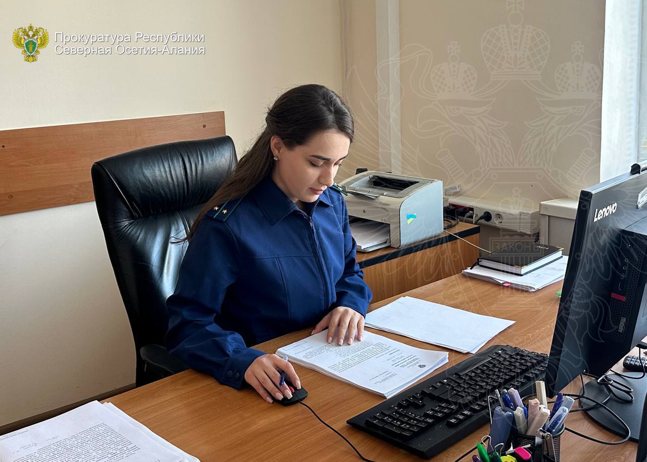 Прокуратура Ардонского района Республики Северная Осетия Алания по обращению жительницы района инвалида I группы провела проверку соблюдения требований законодательства при предоставлении земельных участков в собственность Установлено что органом местного самоуправления заявительнице состоящей на учете в качестве нуждающейся в улучшении жилищных условий предоставлен земельный участок с видом разрешенного использования для индивидуального жилищного строительства Вместе с тем проверка показала что использовать его по назначению женщина не может так как по выделенному земельному участку проходит центральная канализационная сеть которая эксплуатируется ресурсоснабжающей организацией С целью устранения выявленных нарушений главе органа местного самоуправления прокуратура района внесла представление По результатам рассмотрения акта прокурорского реагирования женщине выделен новый участок Кроме того прокуратура района в интересах заявительницы обратилась в суд с исковым заявлением к органу местного самоуправления о возмещении ущерба затрат на строительство дома на первоначальном участке в размере 791 тыс рублей Результаты рассмотрения искового заявления в прокуратуре района взяты под контроль
