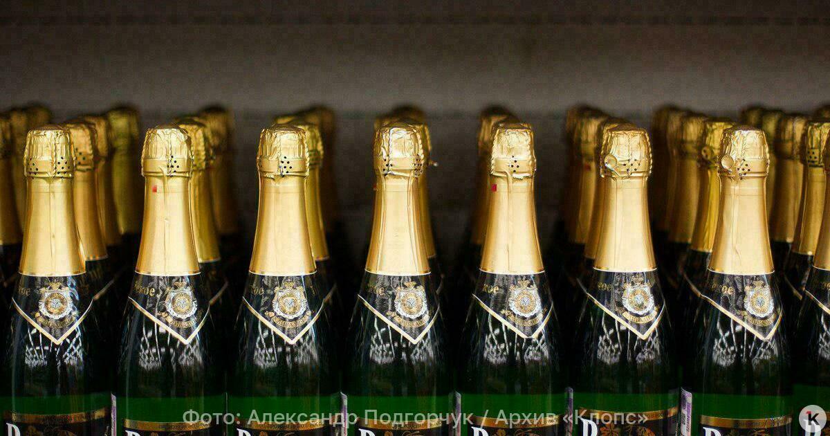 Россияне стали чаще выбирать игристое вино отечественного производства В России семь из десяти проданных в 2025 году бутылок игристого вина оказались отечественного производства Об этом в воскресенье 7 декабря сообщает РИА Новости со ссылкой на Роскачество Российские игристые вина в общем объёме реализации на отечественном рынке занимают уже более 72 процентов прибавив за год примерно пять процентных пунктов за счет роста производства и замещения импорта говорится в публикации