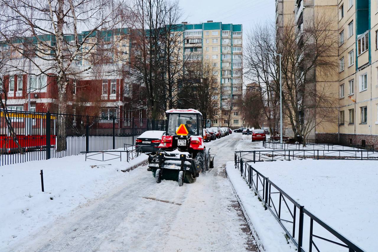 В Петербурге 2 января задействованы тысячи дворников для борьбы с гололедом  Более 6700 дворников и 734 единиц техники задействованы в уборке города. За сутки израсходовано более 800 тонн песко-соляной смеси.  «Пешеходные зоны, дворы, подходы к остановкам общественного транспорта, торговым центрам, метро обрабатывают противогололедными материалами для предотвращения гололедицы. Сейчас — это главная задача»,  — заявил председатель комитета Денис Удод.  Председатель Жилищного комитета также отметил важность бесперебойного вывоза мусора, обратив внимание на состояние контейнерных площадок.  Фото: пресс-служба Жилищного комитета Санкт-Петербурга Вечерний Санкт-Петербург