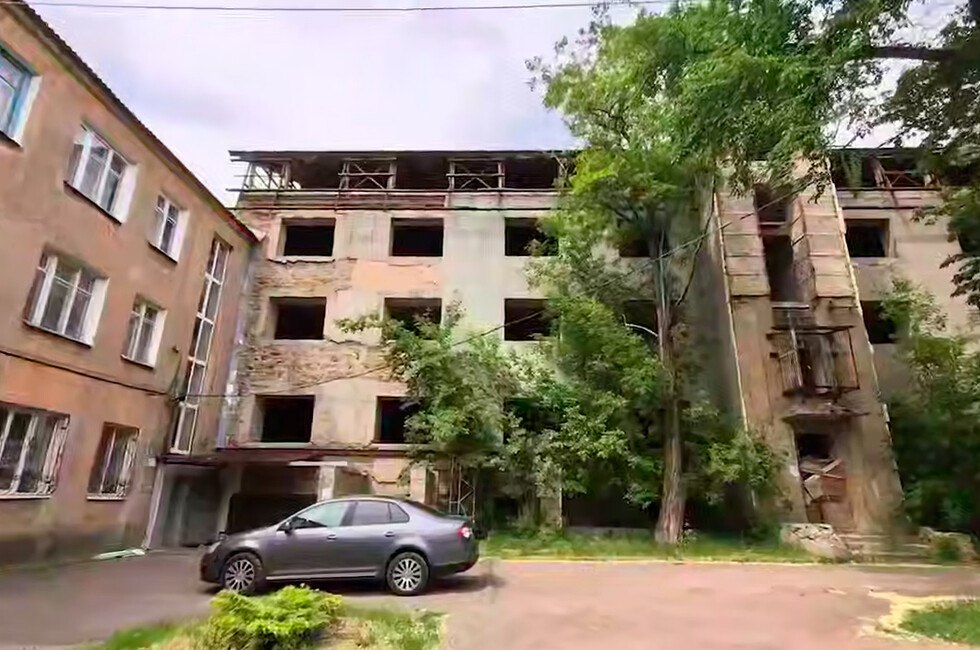 Возрождение. Что изменится в Буденновском районе Донецка в ближайшее время ДАН: Написать нам -й школе. Также жители района обратили внимание, что там же, по улице Арктики, между многоквартирными домами в буквальном смысле зарос двор. На встрече с Главой ДНР Денисом Пушилиным местные мужчины решили выйти на субботник вместе с коммунальщиками и привести этот двор в порядок. «Еще раз хочу поблагодарить наших жителей за неравнодушие, инициативу и готовность участвовать в обустройстве своего дома, двора и района», — отметил Глава ДНР. Читать полностью