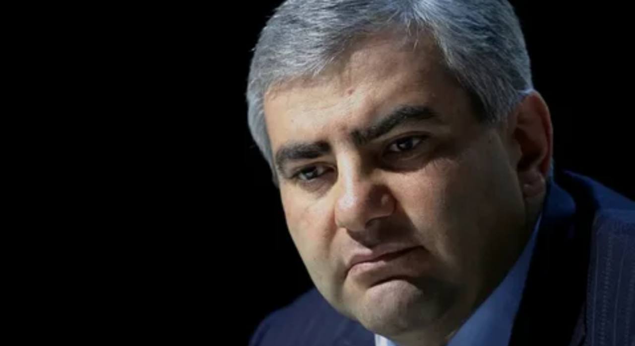 Арестованный глава Ташира Самвел Карапетян выдвинут кандидатом на пост премьера Армении Российский бизнесмен армянского происхождения пойдёт на выборы от партии Сильная Армения Накануне Карапетян единогласно был как раз избран председателем этой партии Самвелу Карапетяну 59 лет Он владелец Ташир Групп с активами в Калуге среди его многочисленных активов в России торговые центры Рио и Фора банк В Армении Карапетян проходит по делу о публичных призывах к захвату власти Он был задержан и арестован в июне прошлого года По словам адвокатов обвинения связаны с интервью где предприниматель выступил в поддержку Армянской апостольской церкви у которой давний конфликт с премьер министром Пашиняном Наш канал в MAX