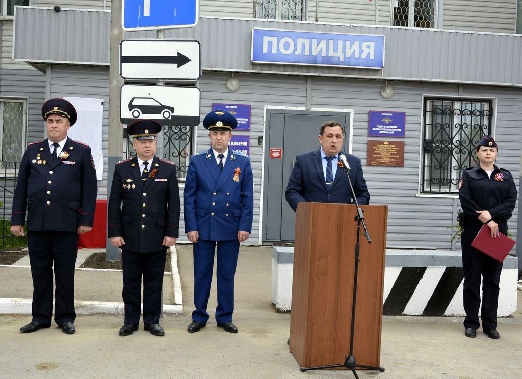 На главу Моргаушского округа Чувашии Алексея Матросова завели уголовное дело. Чиновника подозревают в злоупотреблении должностными полномочиями. Как считает Следственный комитет, в феврале–марте 2020 года Матросов работал начальником отдела капитального строительства местной администрации и отвечал за приобретение жилья для детей-сирот. Однако приобретал он его весьма своеобразно. Так, по его решению женщине, состоявшей на учёте как ребёнок-сирота, была предоставлена квартира в селе Большой Сундырь. Самое интересное, что квартира категорически не соответствовала санитарным и техническим нормам, которым обязана была соответствовать на 100%. Но чиновник покупал не для себя и не на свои деньги, так что… «и так сойдёт». Но не сошло... И что-то нам подсказывает, что это не единственный окружной глава в Чувашии, который привлёк к себе внимание силовиков...