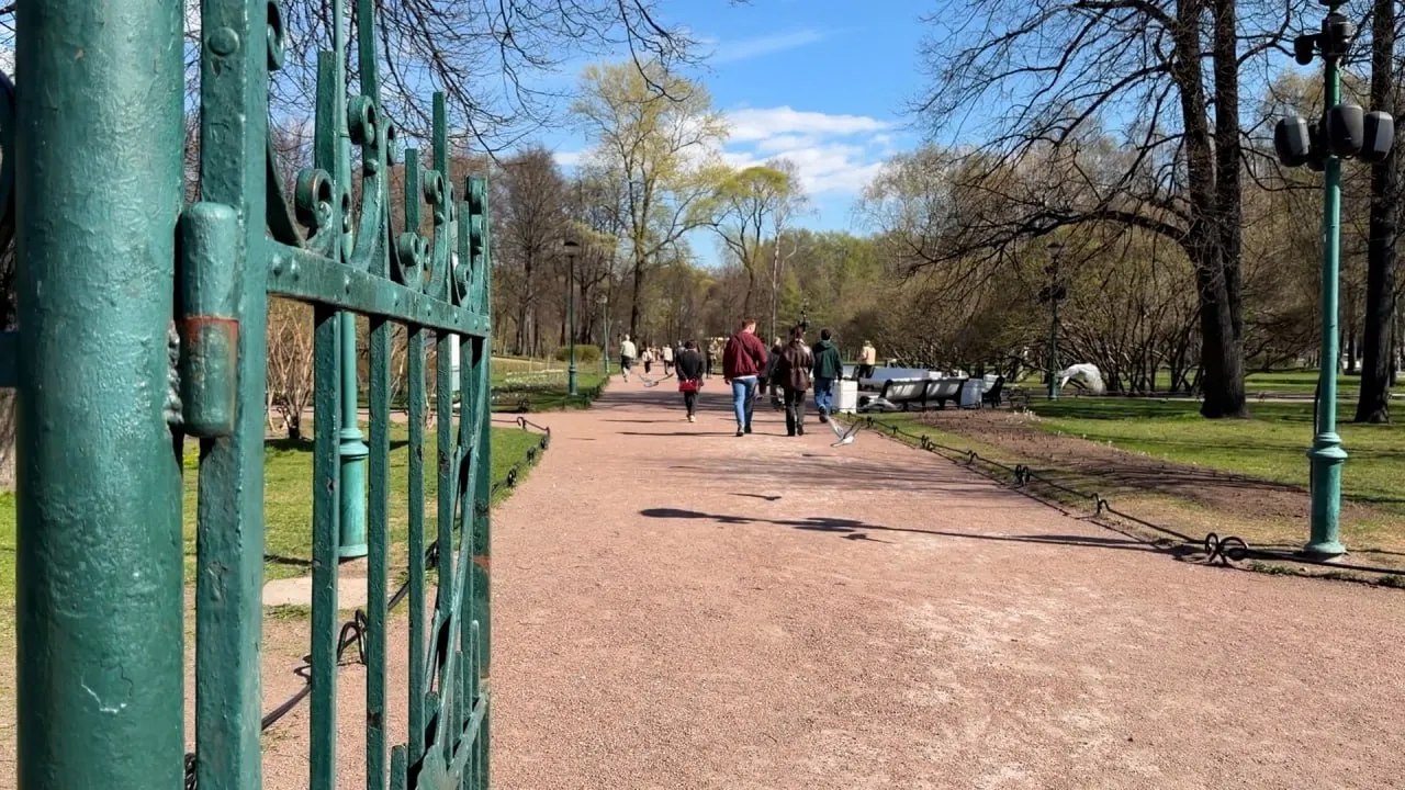 Парки Петербурга открылись после ежегодной просушки после зимы Посетителей планировалось запустить в зеленые зоны с 1 мая но из за солнечной и сухой погоды ограничения сняли раньше срока Почва и набивные дорожки за время закрытия успели избавиться от лишней влаги Сотрудники подготовили все к приему жителей и гостей города Всего были перекрыты порядка 10 пространств среди которых Таврический и Румянцевский сады Екатерининский сквер и другие Фото скриншот с видео Город Подпишись на Город Telegram MAX ВК
