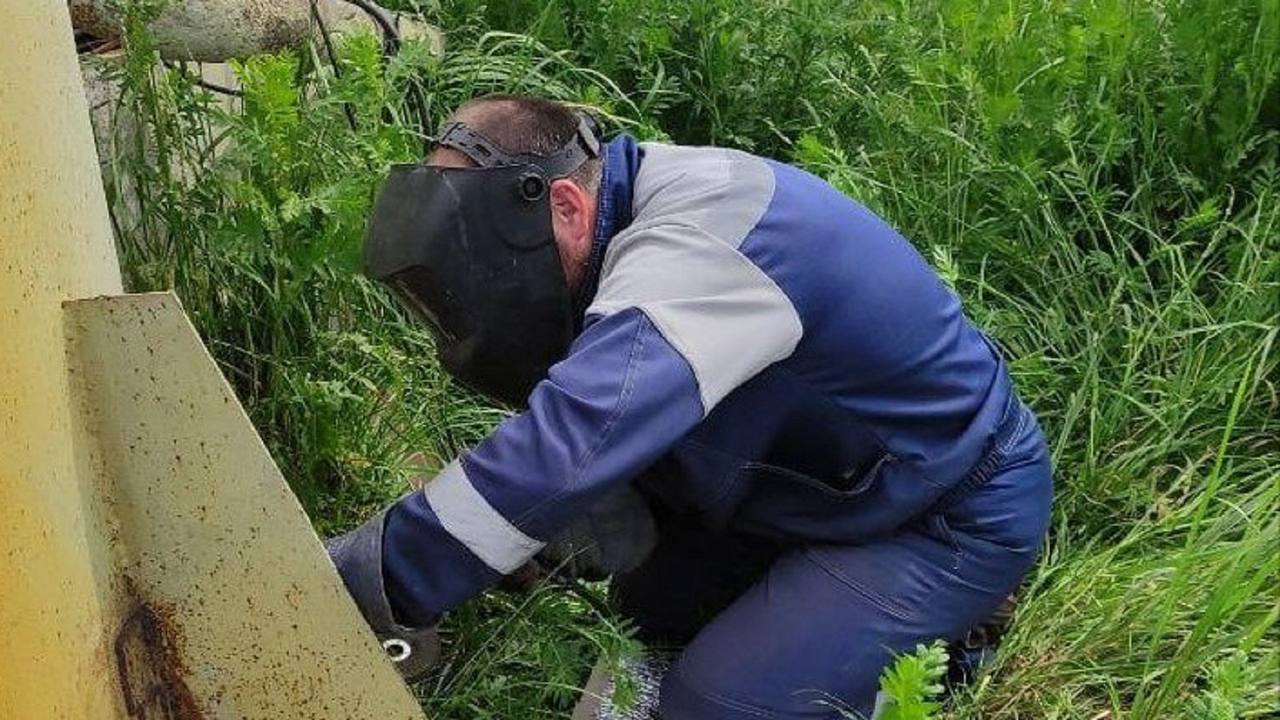 Ингушетия обеспечит жителей Левадного стабильным водоснабжением Регион-шеф восстановит водопроводную башню в селе. «Наша первоочередная задача — обеспечить жителей Левадного стабильным водоснабжением. Все работы будут выполнены в сжатые сроки с соблюдением необходимых норм и стандартов», — подчеркнули специалисты из региона-шефа. Аварийная бригада провела диагностику и уже приступила к ремонту. После завершения работ риск коммунальных аварий снизится и качество жизни в селе улучшится. Новое.Медиа в Запорожье