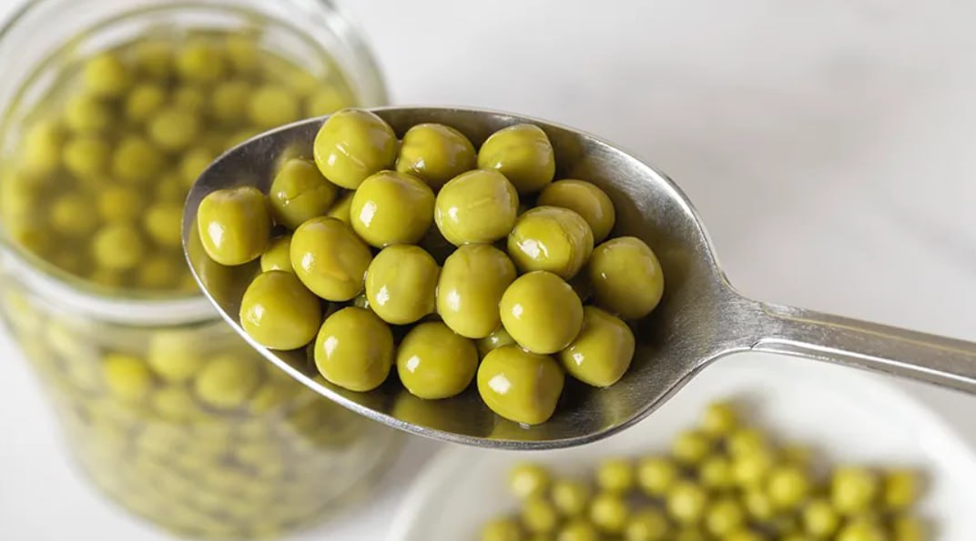 Роскачество рассказало какие марки зеленого горошка не соответствуют ГОСТу Всего исследовали 20 торговых марок Овощ в помощь Heinz Eko Вкусвилл Global Village О кей Dail Знак заботы Globus 6 соток Маркет Бондюэль Greenola Ашан Фрау Марта Лента Дядя Ваня Green Ray Кормилица Юнона Кубаночка Специалисты подчеркнули что вся эта продукция безопасна консервы стерильны и герметичны Однако в трех образцах обнаружили несоответствие ГОСТ Global Village и Юнона имеют неоднородный размер горошин количество битых зерен в них 6 8 и 6 9 соответственно что превышает норму для высшего сорта Маркет имеет примесь кормового гороха