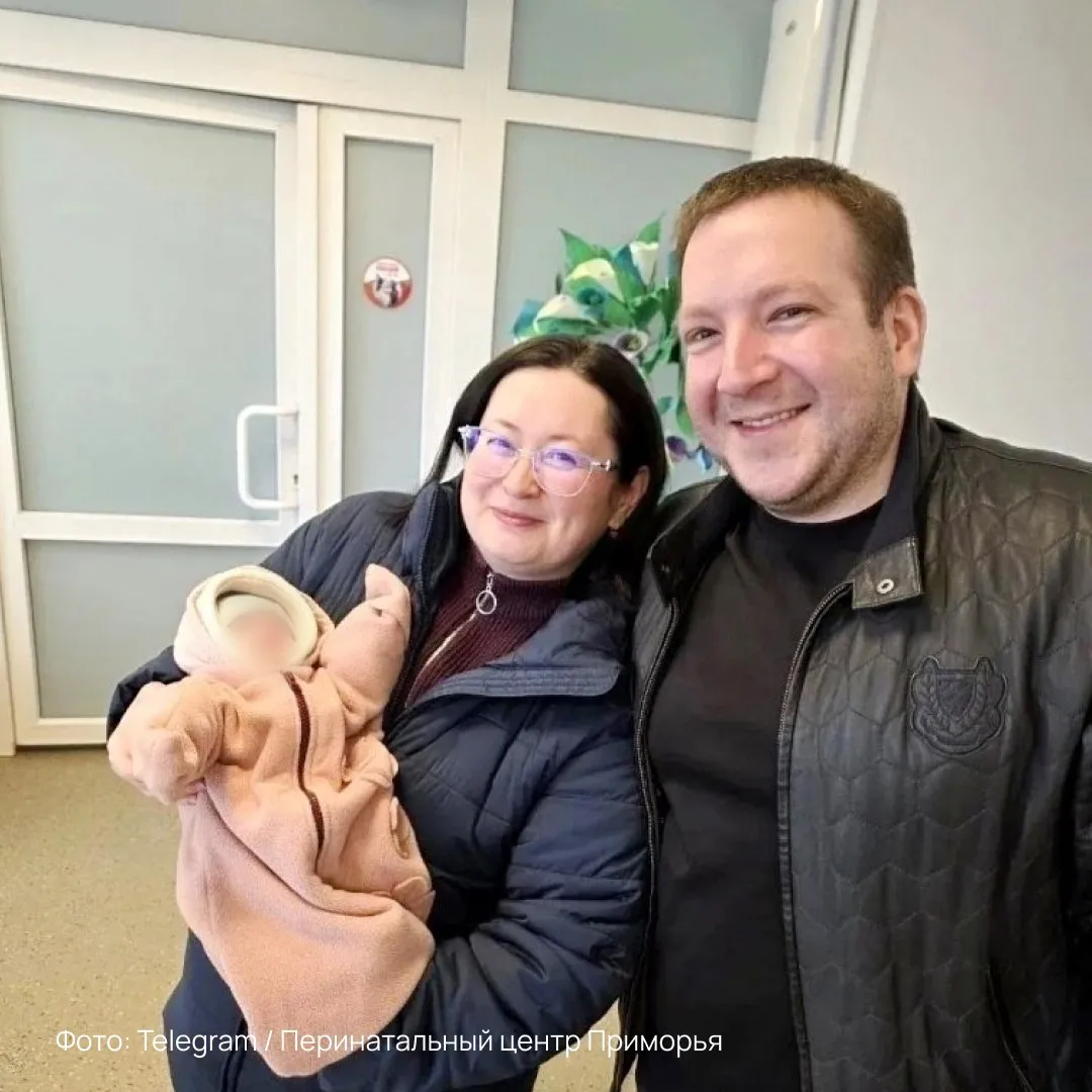 Врачи спасли девочку размером с ладошку Она появилась на свет весом всего 460 г крошечная хрупкая почти невесомая Родители не опустили руки и полетели с Камчатки во Владивосток туда где есть все для спасения таких малышей 50 человек целая армия белых халатов боролись за девочку несколько месяцев И победили Позади бессонные ночи капельницы и молитвы а впереди долгожданная дорога домой Теперь семейство летит обратно на Камчатку Втроем как и мечтали Здоровья малышке     Подпишитесь на Абзац в Максе