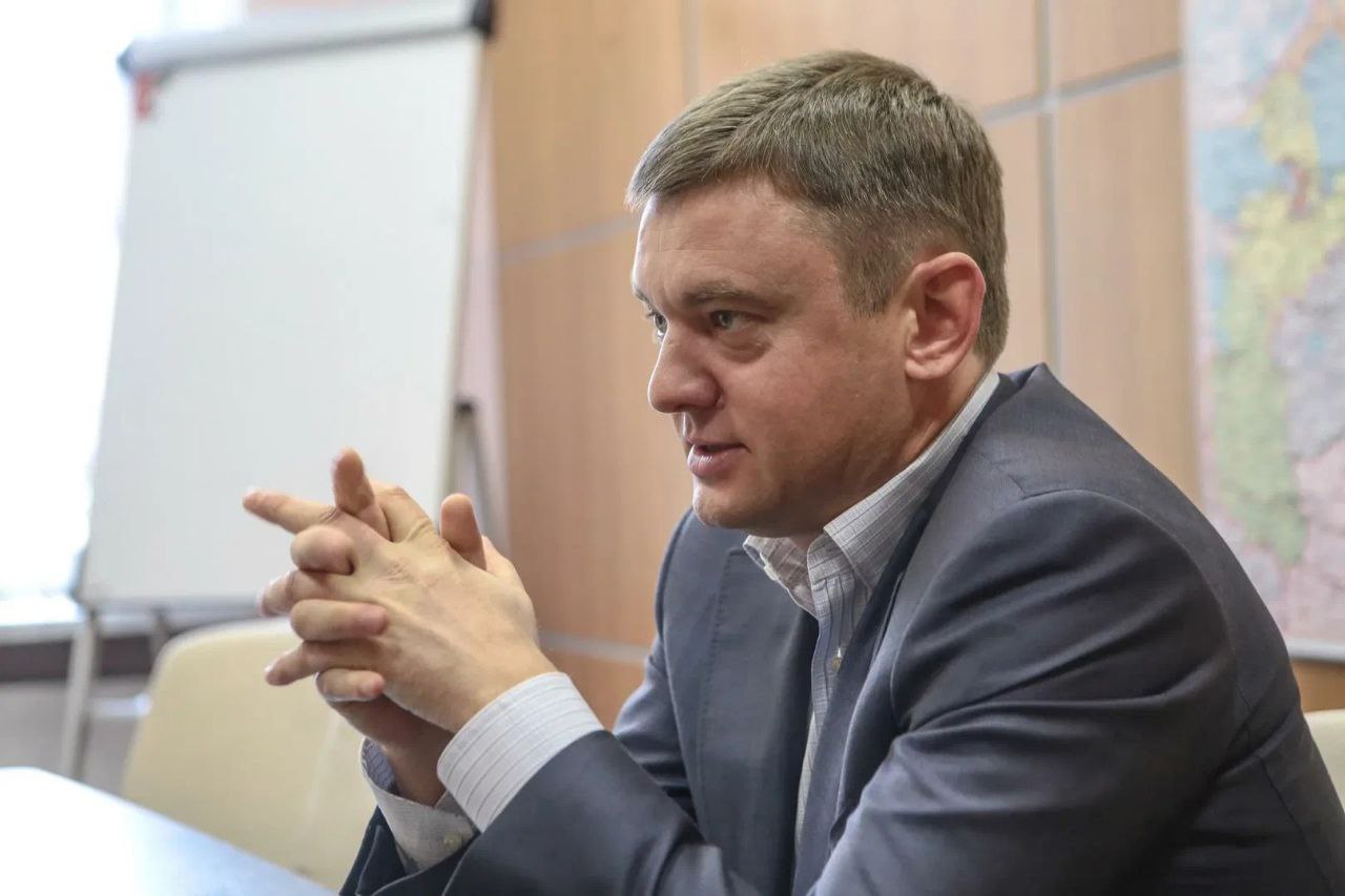 Проверку телефонов в метро Санкт Петербурга объяснили мерами безопасности Метрополитен как и любой объект транспортной инфраструктуры является объектом транспортной безопасности Таким же как и аэропорты и вокзалы Поэтому на сегодняшний день мы применяем повышенные меры безопасности объяснил вице губернатор города Кирилл Поляков Он призвал граждан отнестись к этому с пониманием Ранее житель Петербурга поинтересовался почему в метро начали озвучивать объявление о том что пассажиры при входе должны по требованию сотрудников предъявлять включенные смартфоны даже если оплата проходит по карте Подписаться на PRO transport