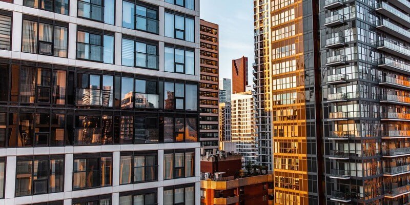 На рынке строящегося жилья России в 2025 году наблюдается стагнация сообщили в Российской гильдии риелторов В этом году в списке регионов по индексу снижения объемов нового строительства впервые появился Московский регион где произошло ощутимое падение показателей до 11 в Подмосковье и в пределах 4 в Москве Впрочем дефицита предложения новостроек в ближайшем будущем во многих городах РФ не ожидается При этом цены на рынке многоквартирного жилья в России за 3 квартал выросли в 12 городах снизились в 8 городах удержались в 23 городах свидетельствует статистика