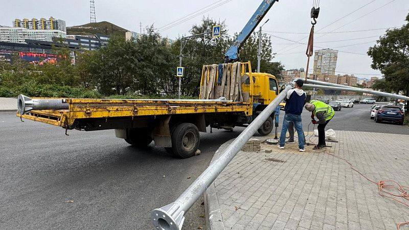 В ритме инноваций Владивосток заиграет новыми красками с современными светофорами Работы кипят на одной из самых популярных авторазвязок Владивостока где сходятся улицы Жигура Тобольская и Аллилуева там начался монтаж современного светофора Новый светофор позволит упорядочить движение для каждого направления будет настроена своя фаза проезда После установки специалисты подключат оборудование к сетям и запрограммируют работу с учётом интенсивности трафика vmfareast