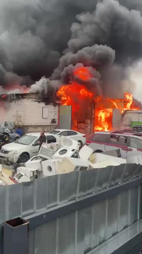 Пожар в автосервисе на юге Москвы локализован